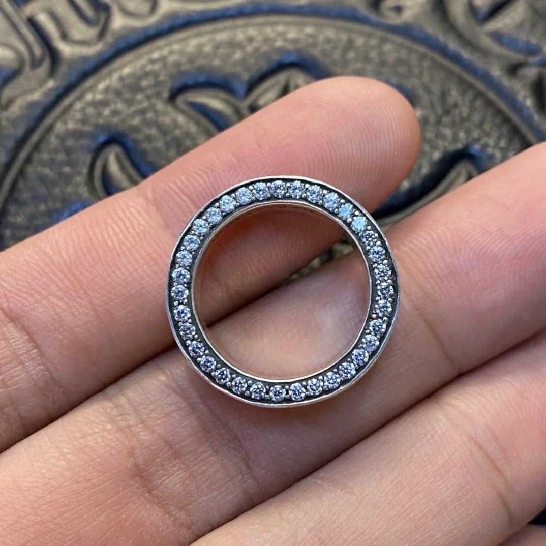 Крупный план обода кольца Chrome Hearts Forever с дорожкой стразов