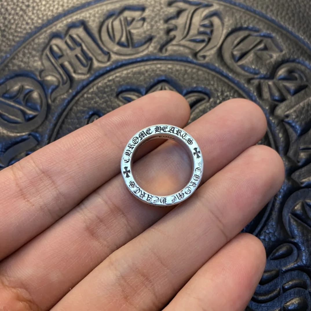 Внутренняя сторона кольца Chrome Hearts с гравировкой бренда