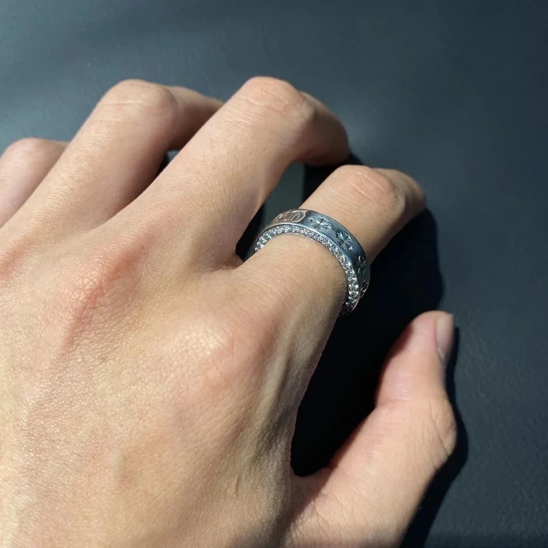 Серебряное кольцо Chrome Hearts Forever на руке
