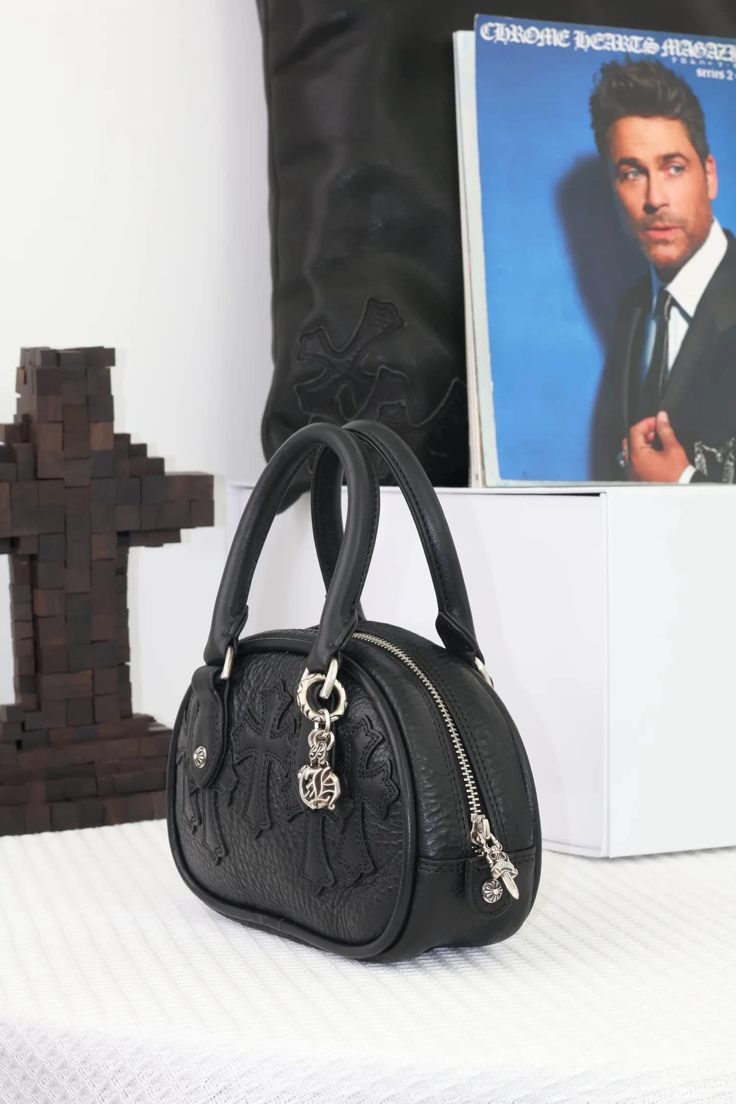 Черная сумка Chrome Hearts, ракурс три четверти