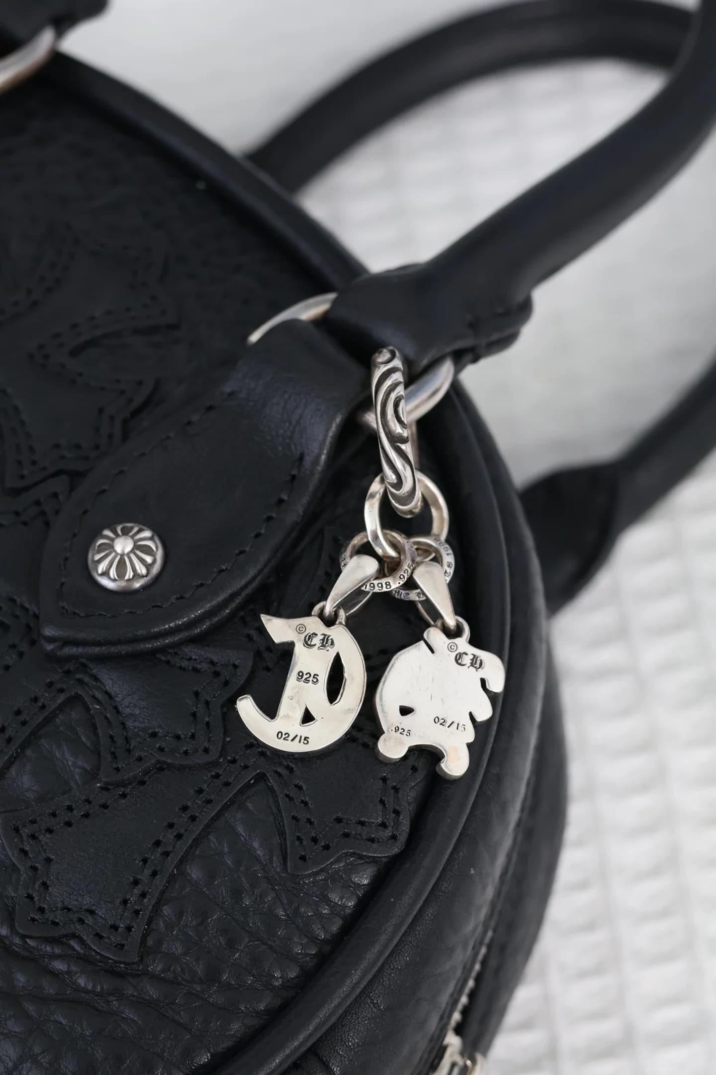 Обратная сторона серебряных шармов Chrome Hearts с клеймом 925
