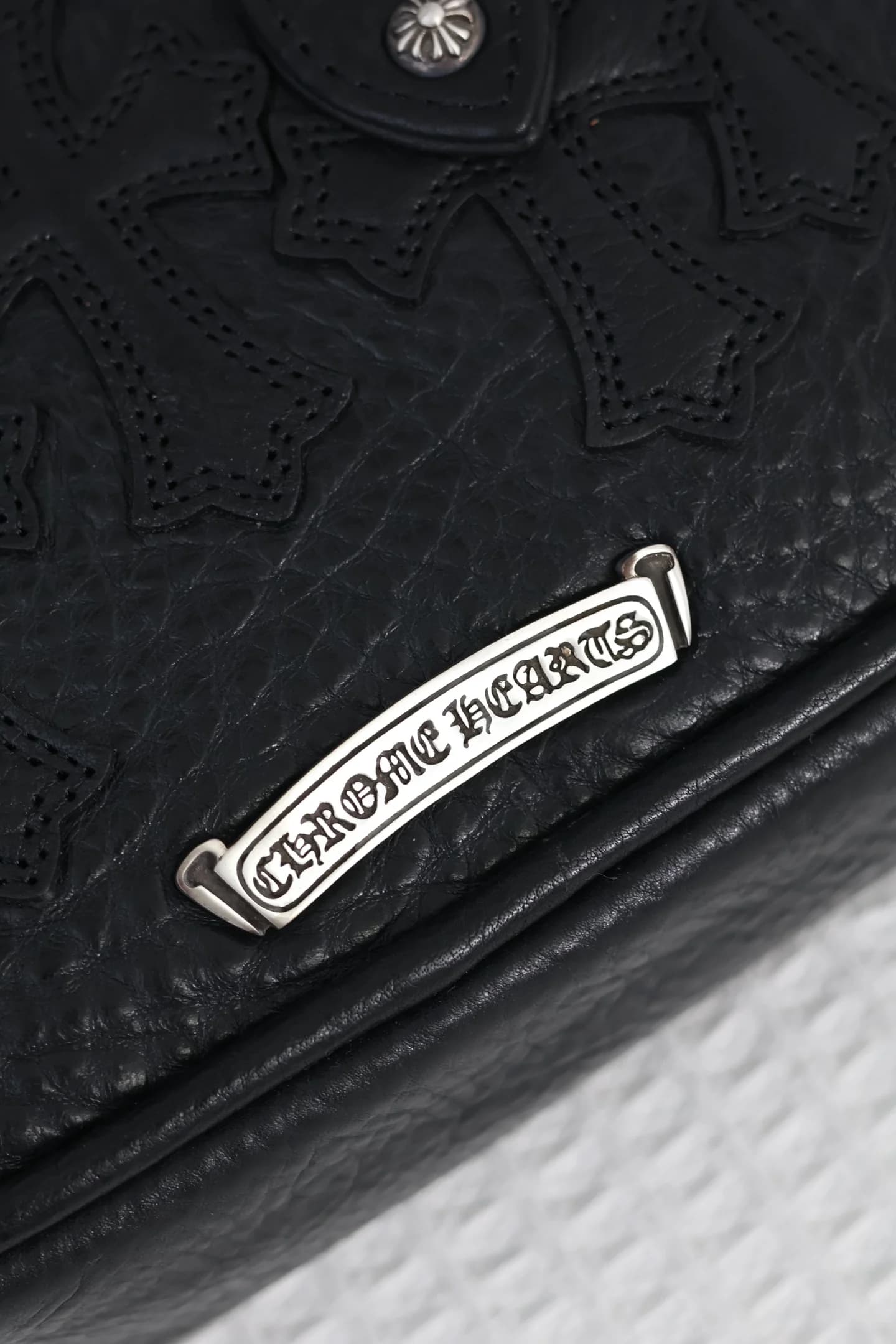 Металлическая плашка с гравировкой логотипа Chrome Hearts