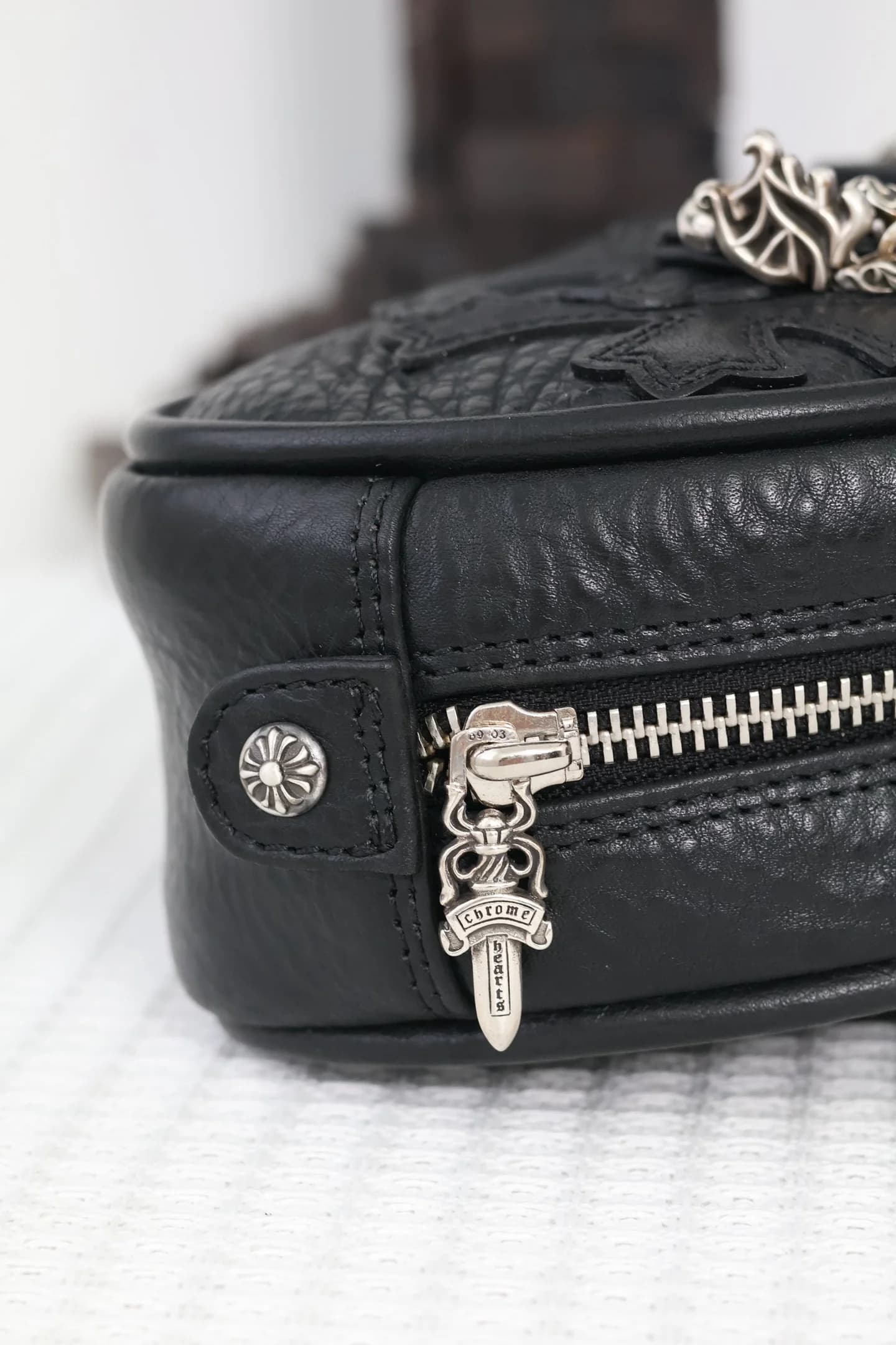 Застежка-молния сумки с серебряным бегунком в виде кинжала Dagger