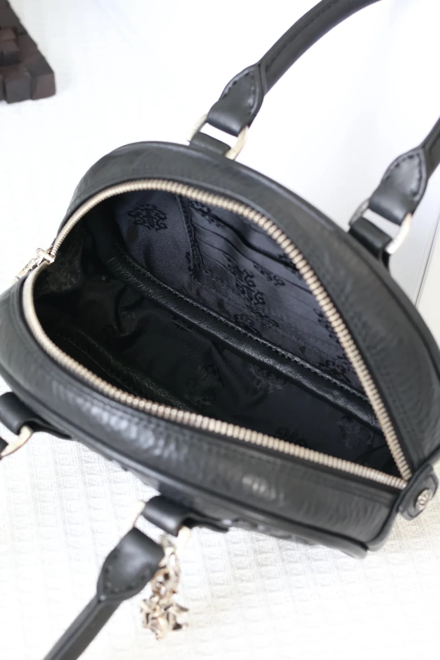 Внутреннее отделение сумки Chrome Hearts с фирменной подкладкой