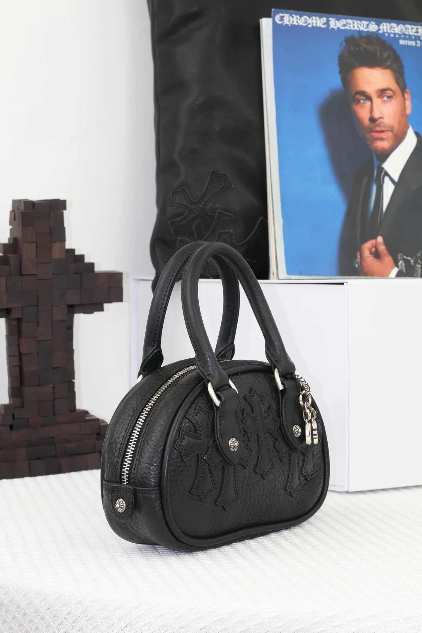 Мини-сумка Chrome Hearts из зернистой кожи, вид сбоку