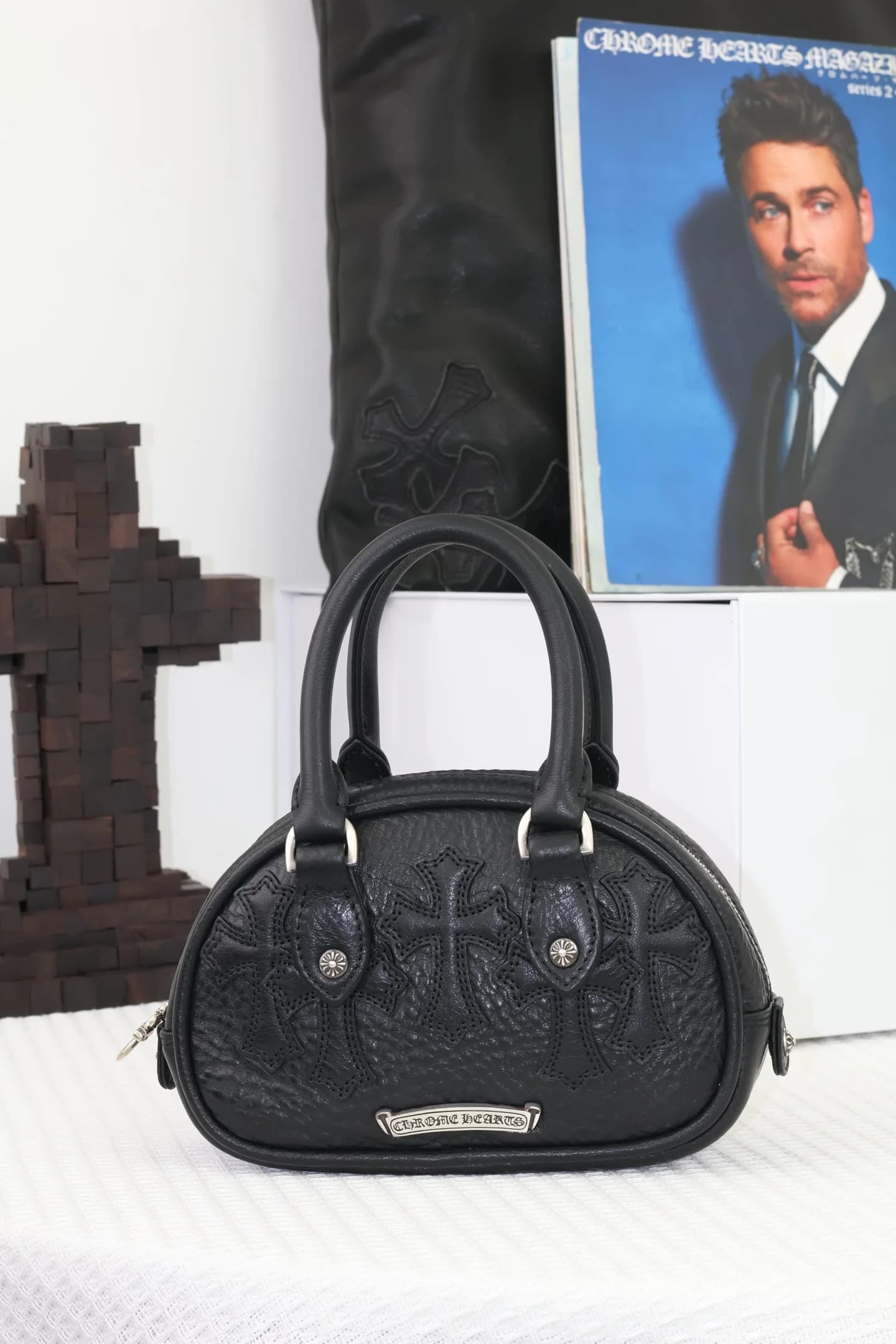 Сумка Chrome Hearts с кожаными крестами, вид спереди