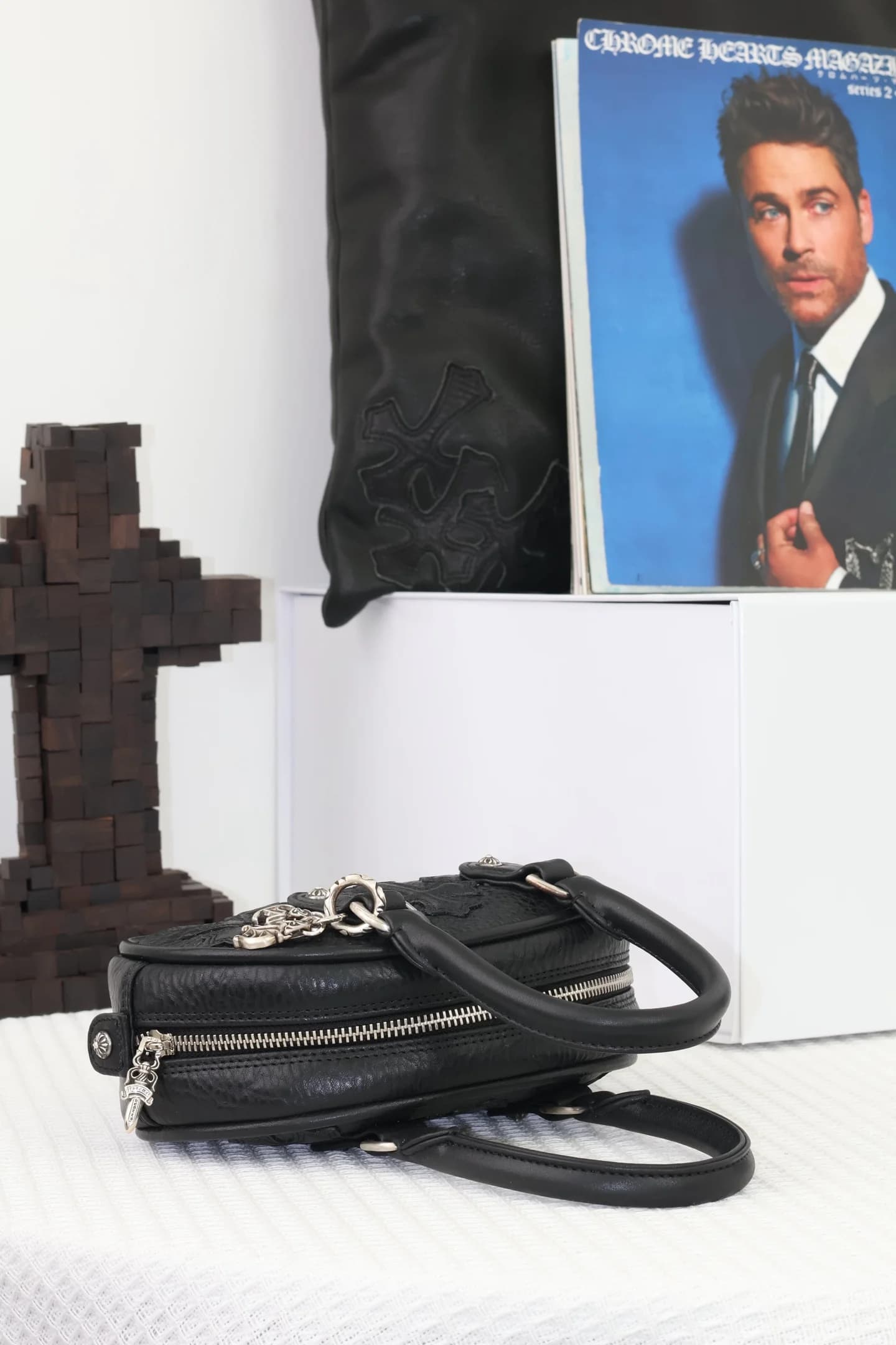 Сумка Chrome Hearts в лежачем положении
