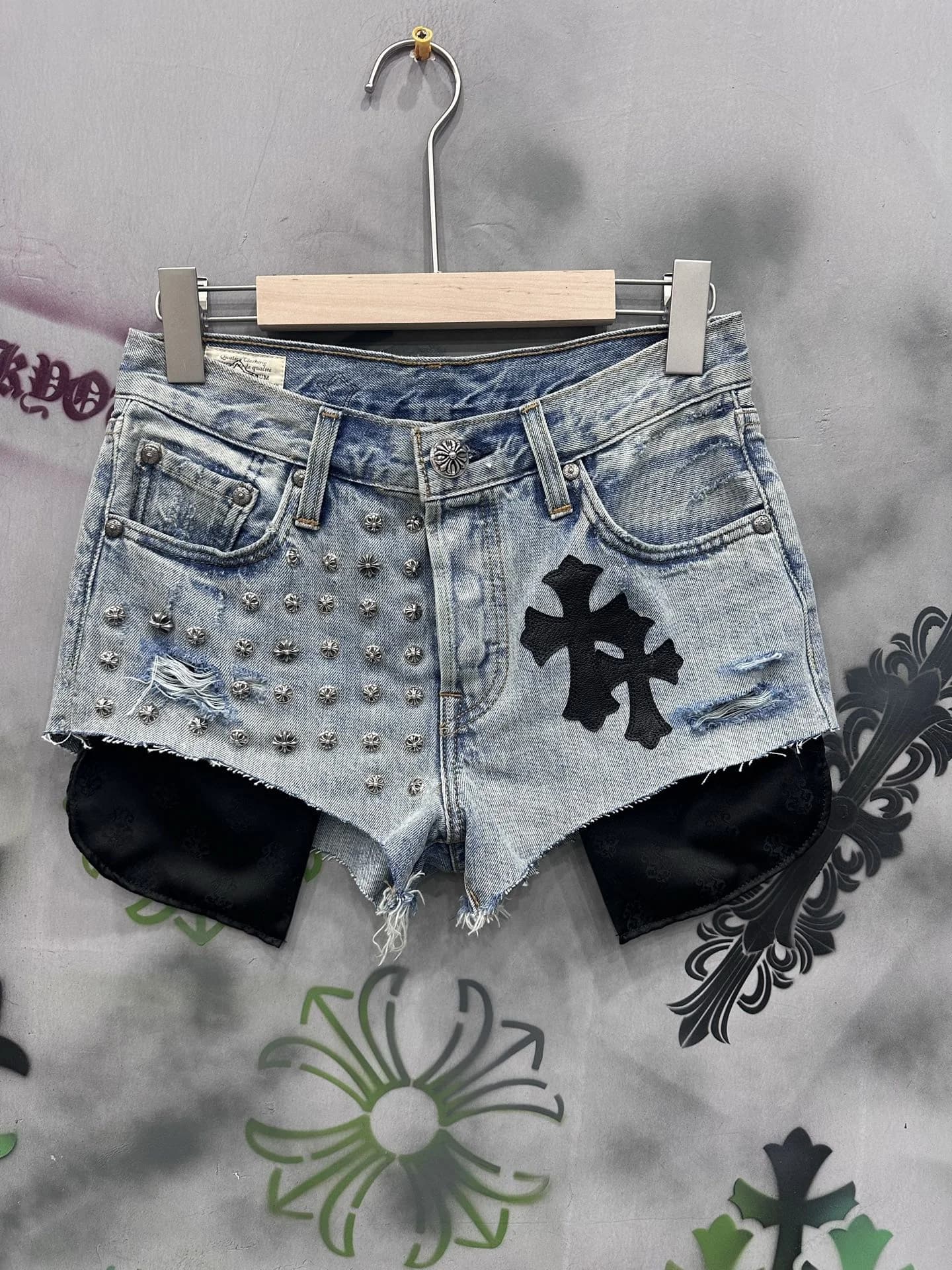 Женские джинсовые шорты Chrome Hearts голубого цвета с кожаными нашивками и заклепками