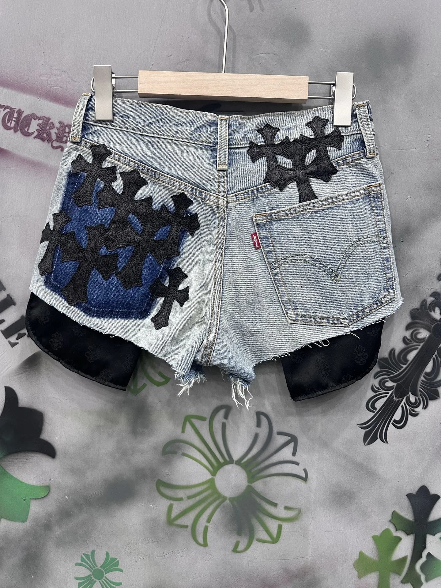 Вид сзади: джинсовые шорты Chrome Hearts с кожаными нашивками в виде крестов