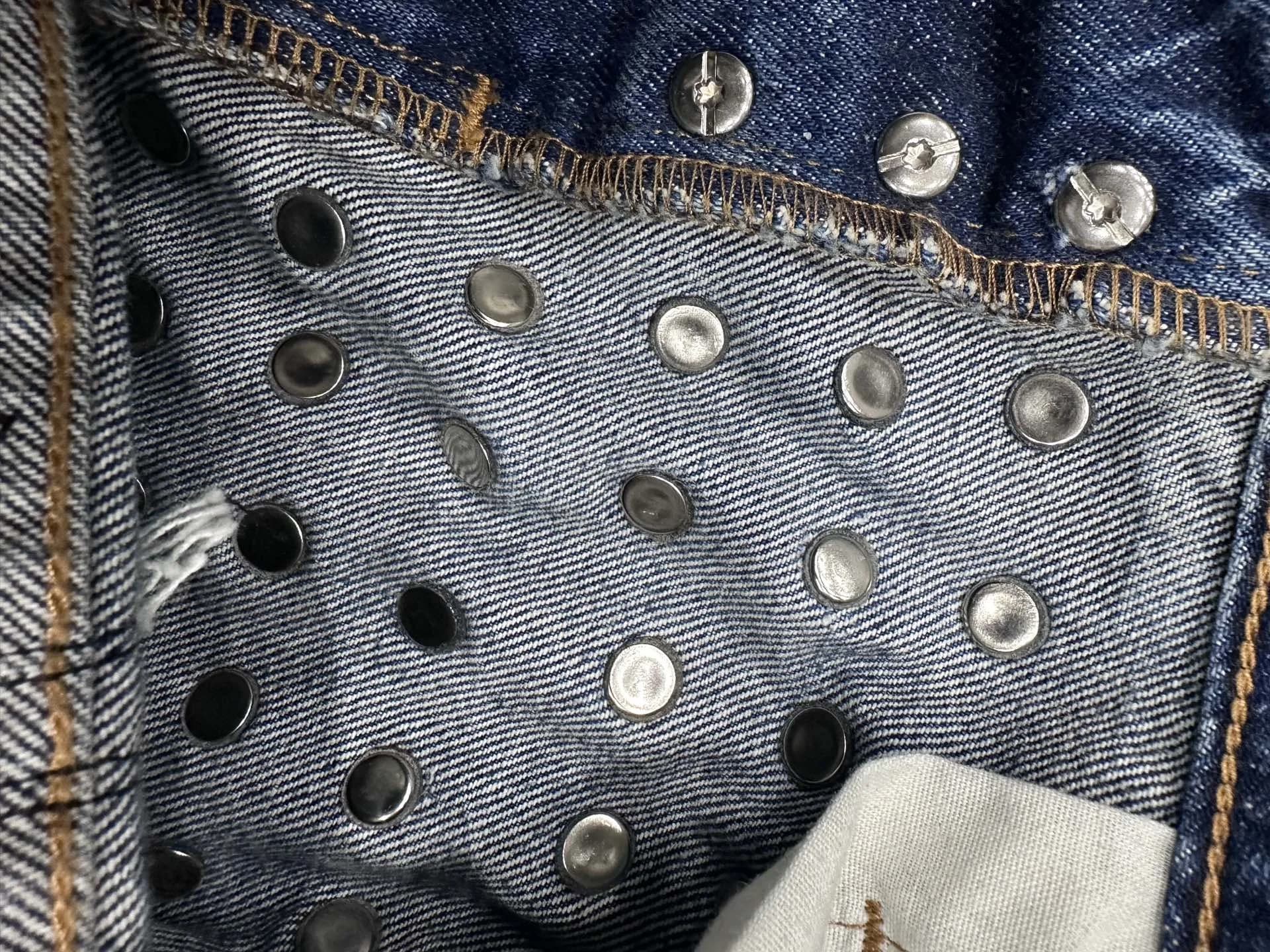 Обратная сторона заклепок на джинсовых шортах Chrome Hearts