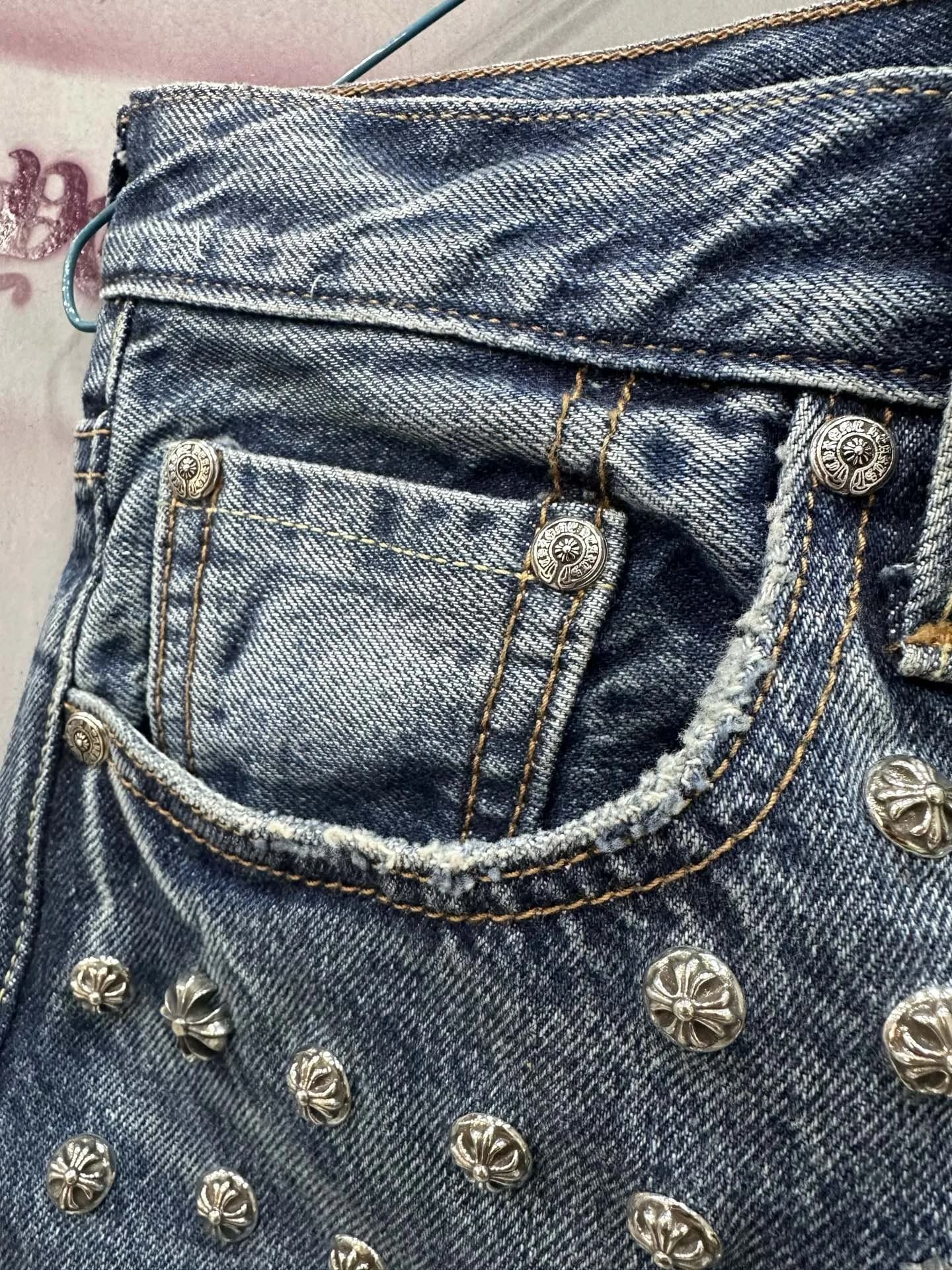 Передний карман джинсовых шорт Chrome Hearts с заклепками