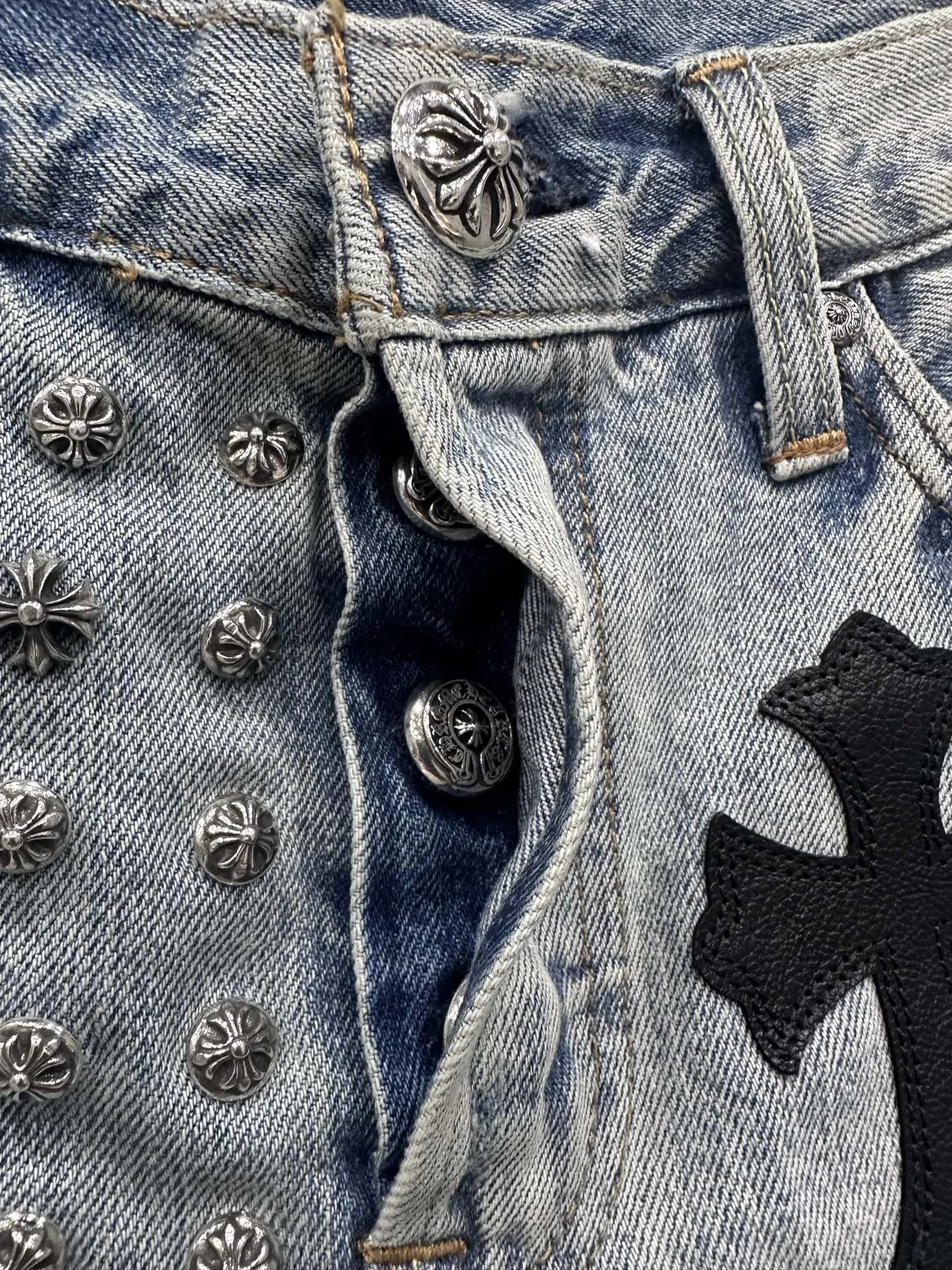 Застежка на болты и серебряная фурнитура джинсовых шорт Chrome Hearts