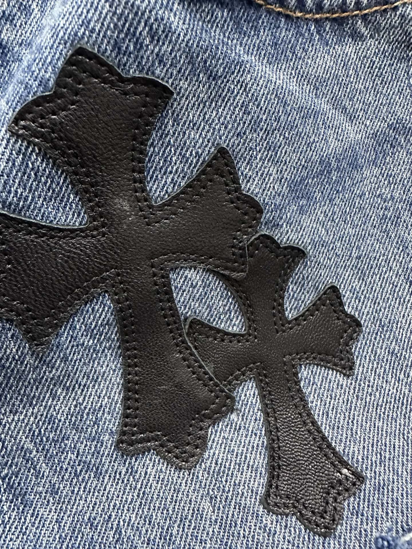 Кожаные нашивки в виде крестов на дениме Chrome Hearts