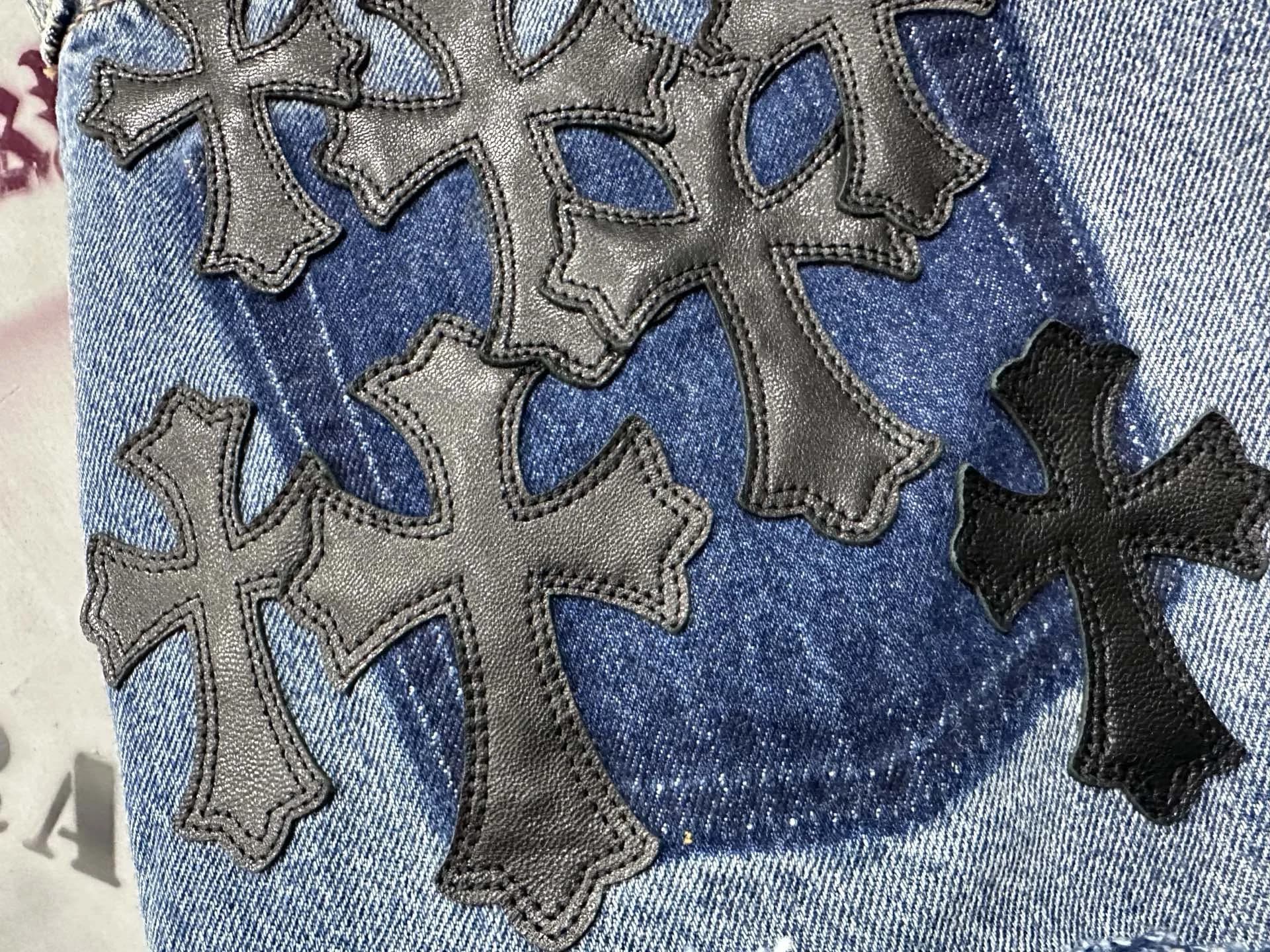 Задний карман джинсовых шорт Chrome Hearts с аппликациями из кожи