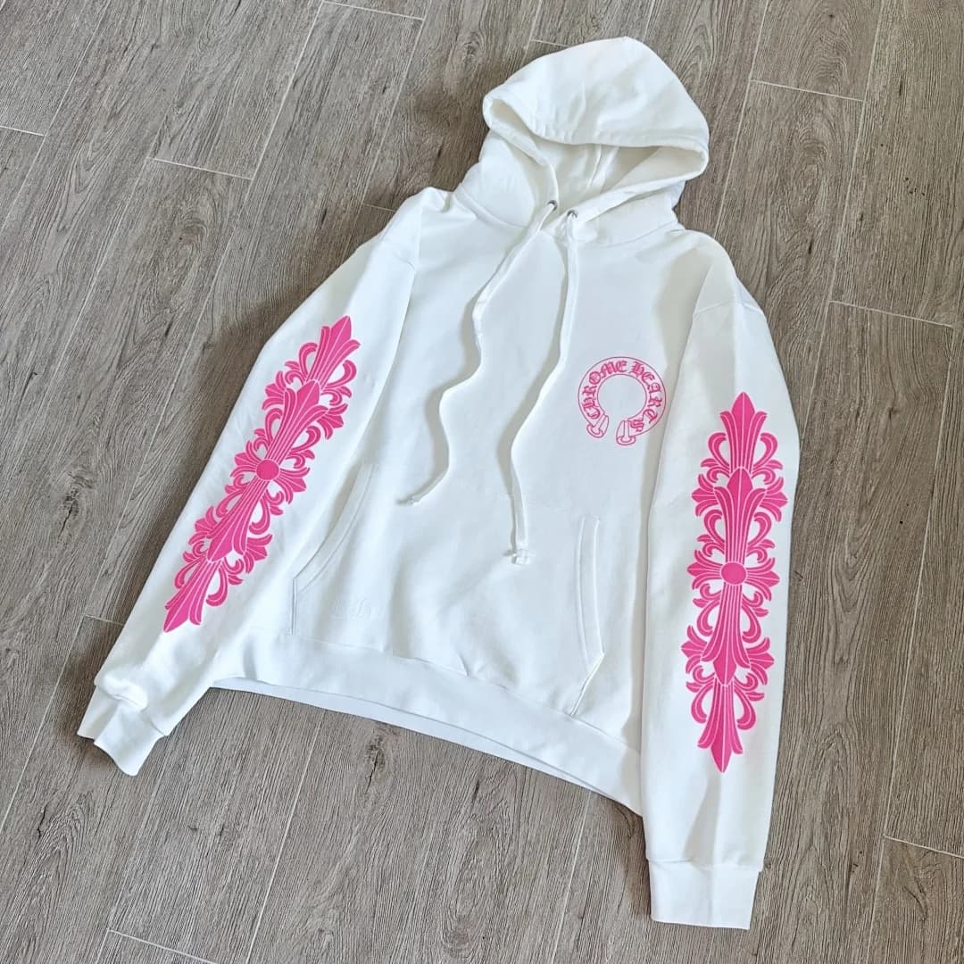 Белое худи Chrome Hearts с розовым принтом, вид спереди под углом
