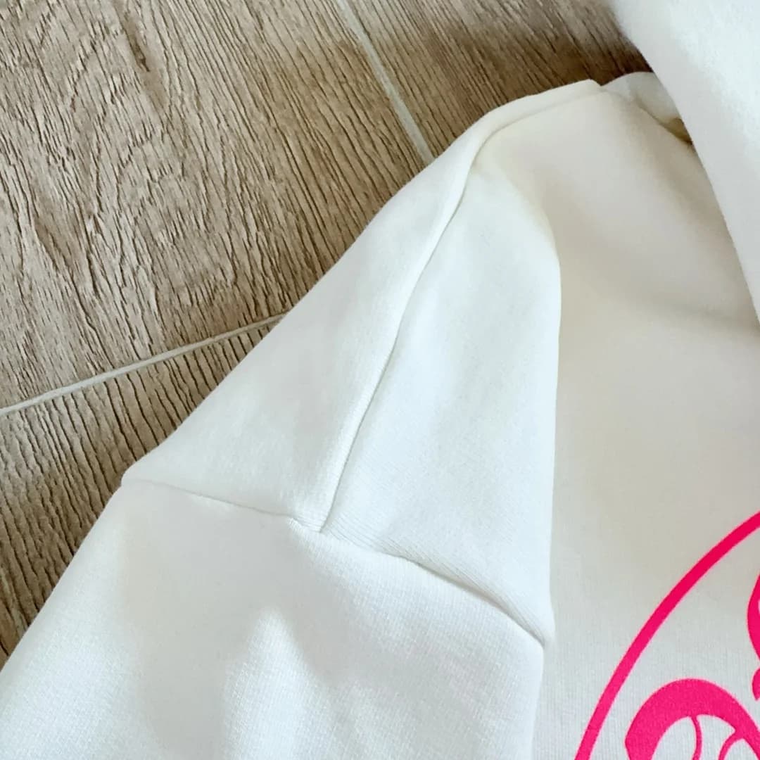 Деталь плечевого шва белого худи Chrome Hearts