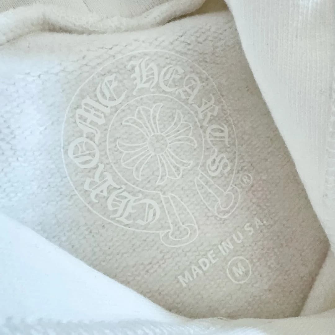Внутренний принт с логотипом бренда и размером на худи Chrome Hearts