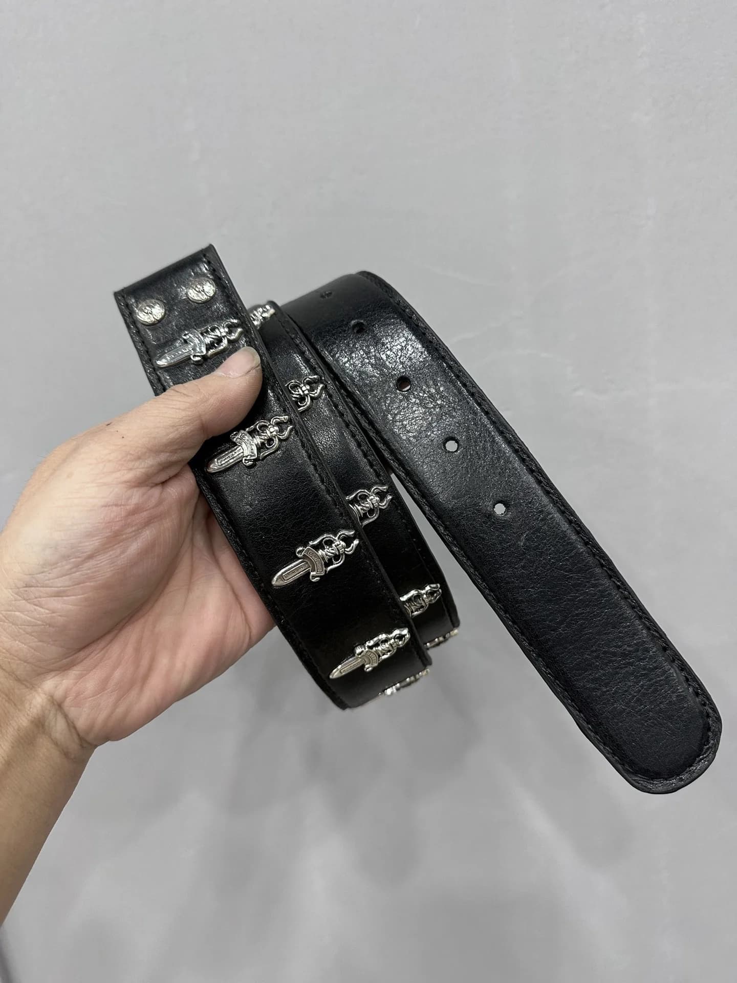 Свернутый черный кожаный ремень Chrome Hearts с заклепками в виде кинжалов Dagger