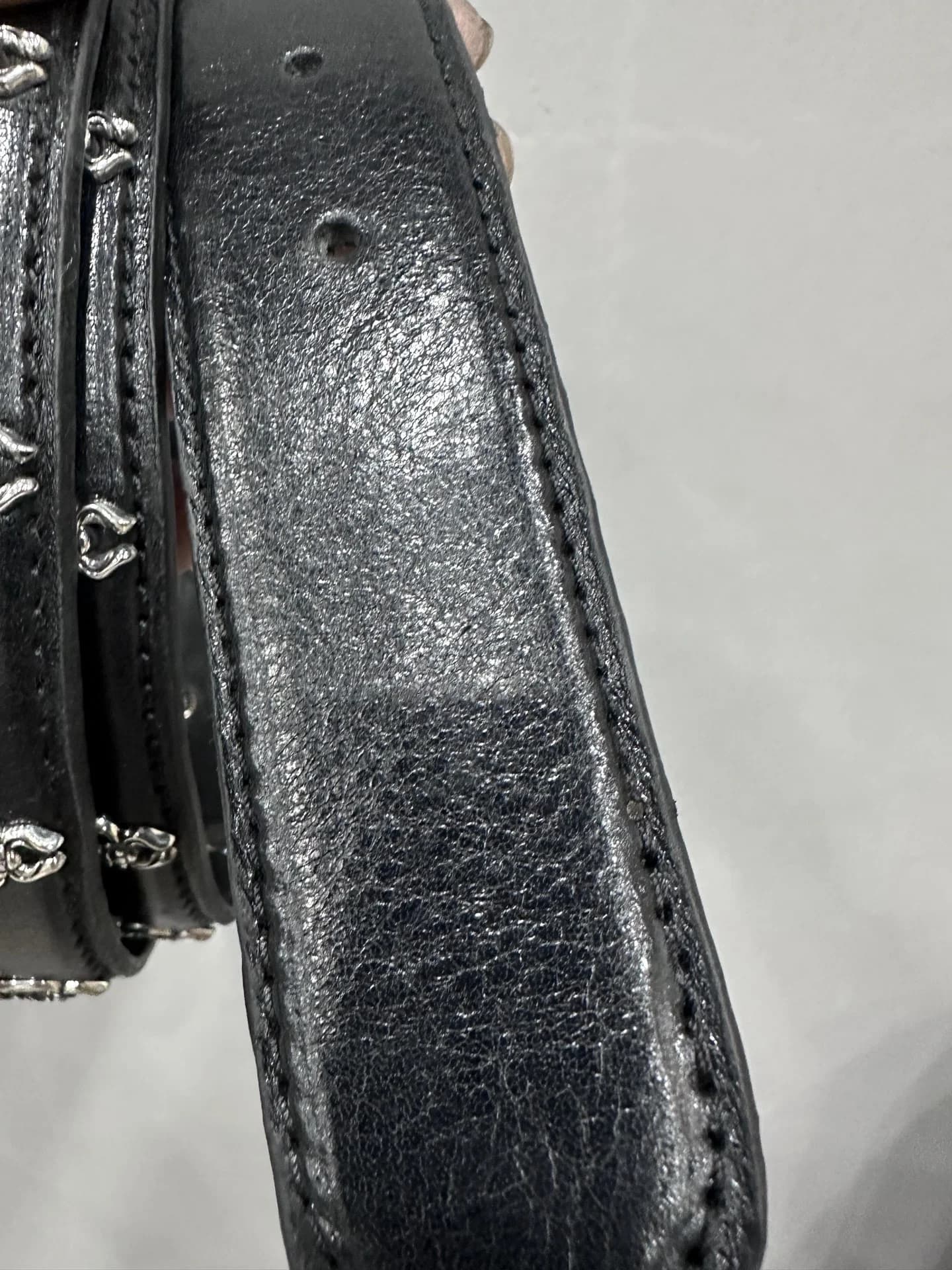 Отверстия для регулировки и край полотна черного кожаного ремня Chrome Hearts