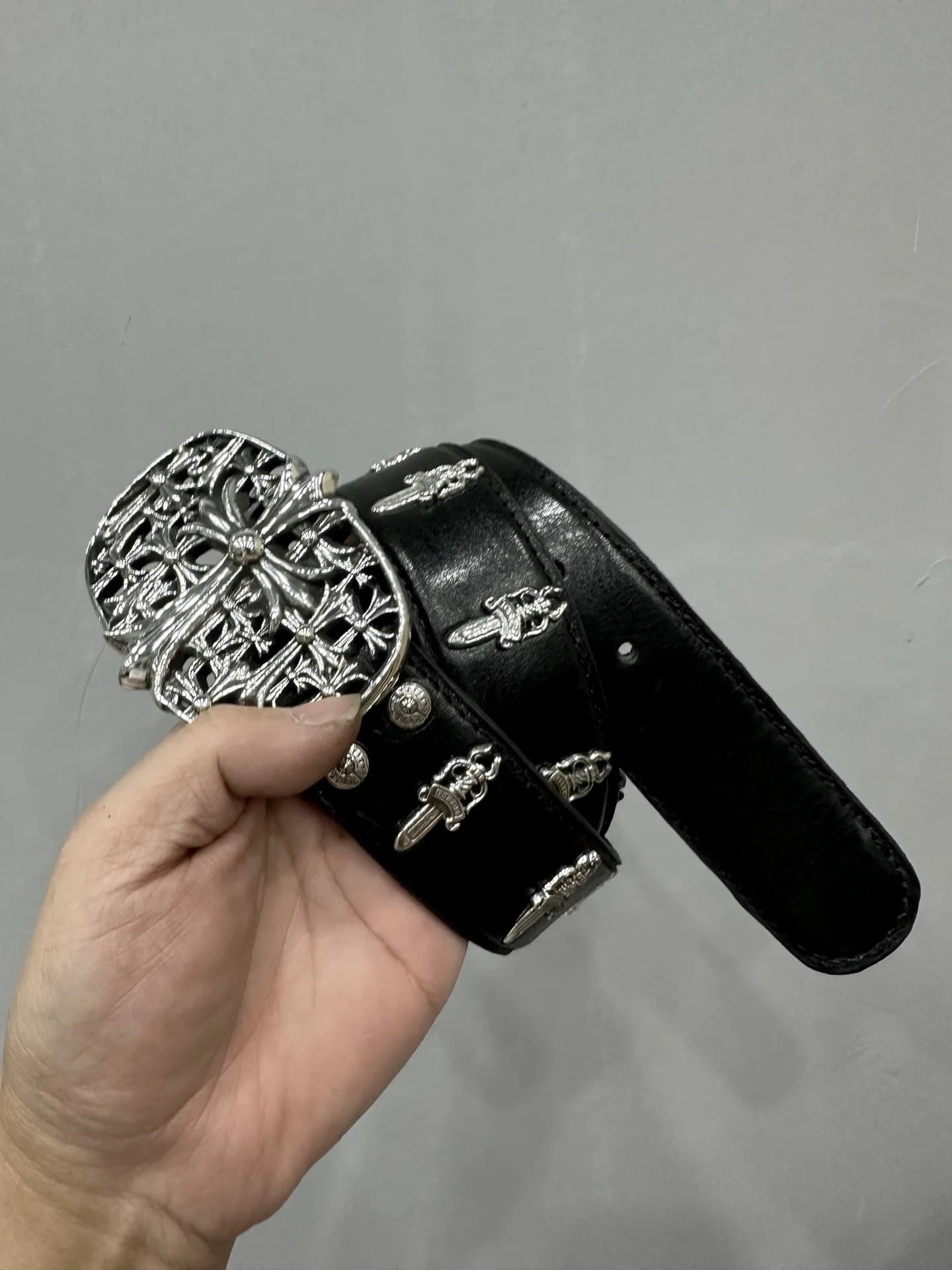 Черный кожаный ремень Chrome Hearts в сложенном виде с демонстрационной фигурной пряжкой