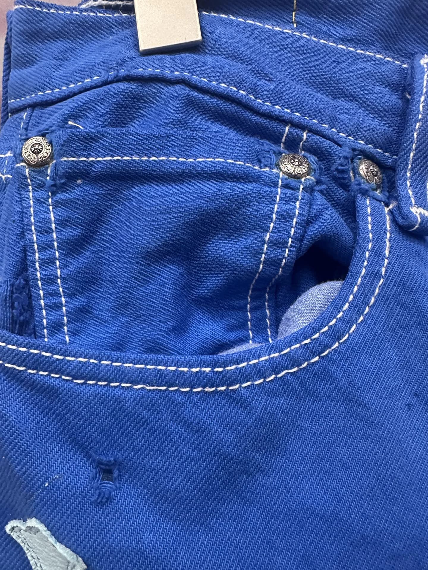 Деталь переднего кармана джинсов Chrome Hearts x Levi's