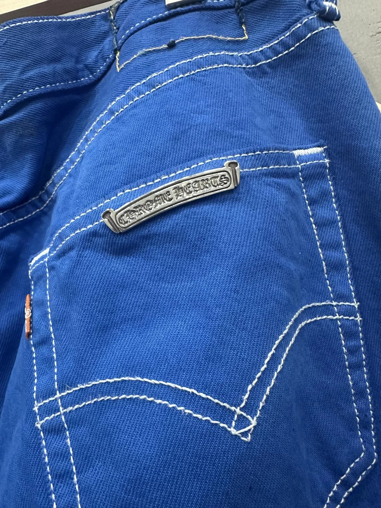 Серебряная пластина с логотипом Chrome Hearts на заднем кармане джинсов