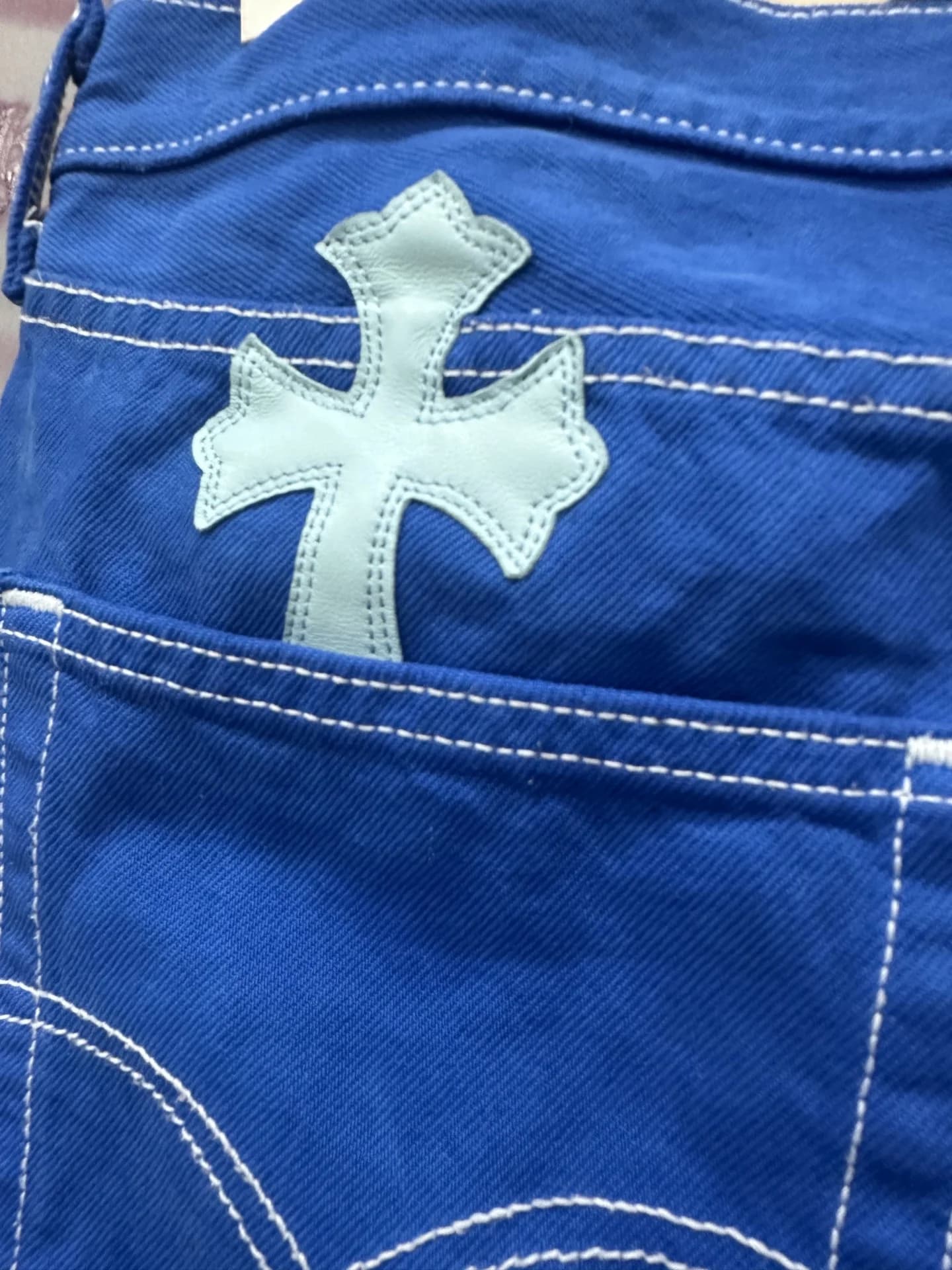 Кожаная нашивка-крест над задним карманом джинсов Chrome Hearts