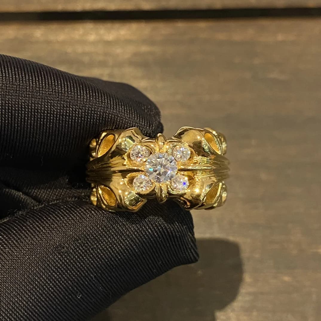 Золотое кольцо Chrome Hearts K&T с камнями — вид спереди