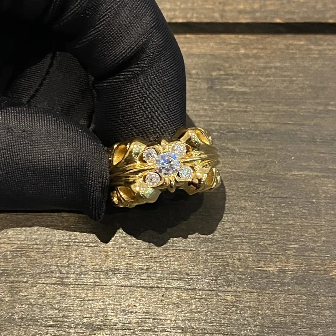 Золотое кольцо Chrome Hearts K&T в руке