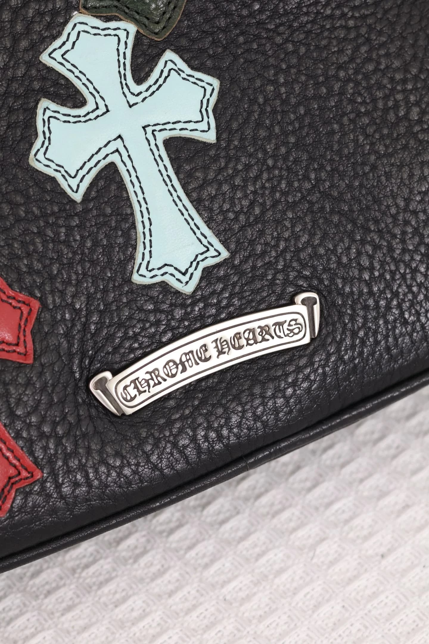 Металлическая плашка с гравировкой Chrome Hearts и голубая нашивка креста