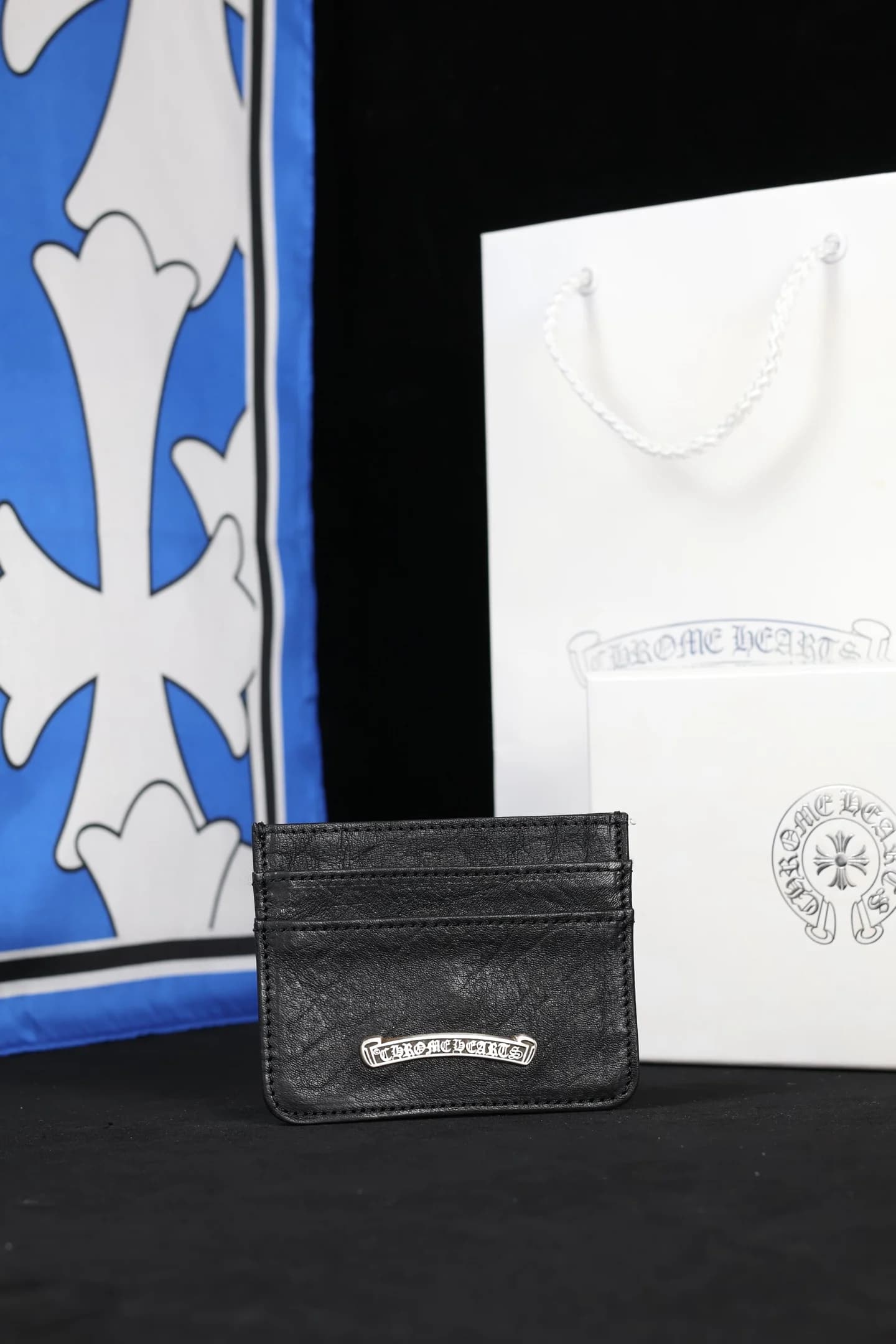 Оборотная сторона кожаного картхолдера с серебряной плашкой Chrome Hearts