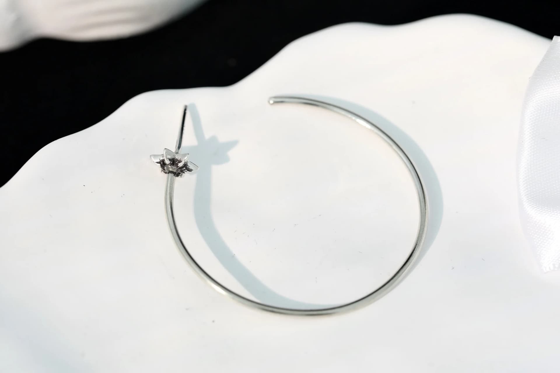 Серебряная серьга-кольцо Chrome Hearts с акцентной звездой