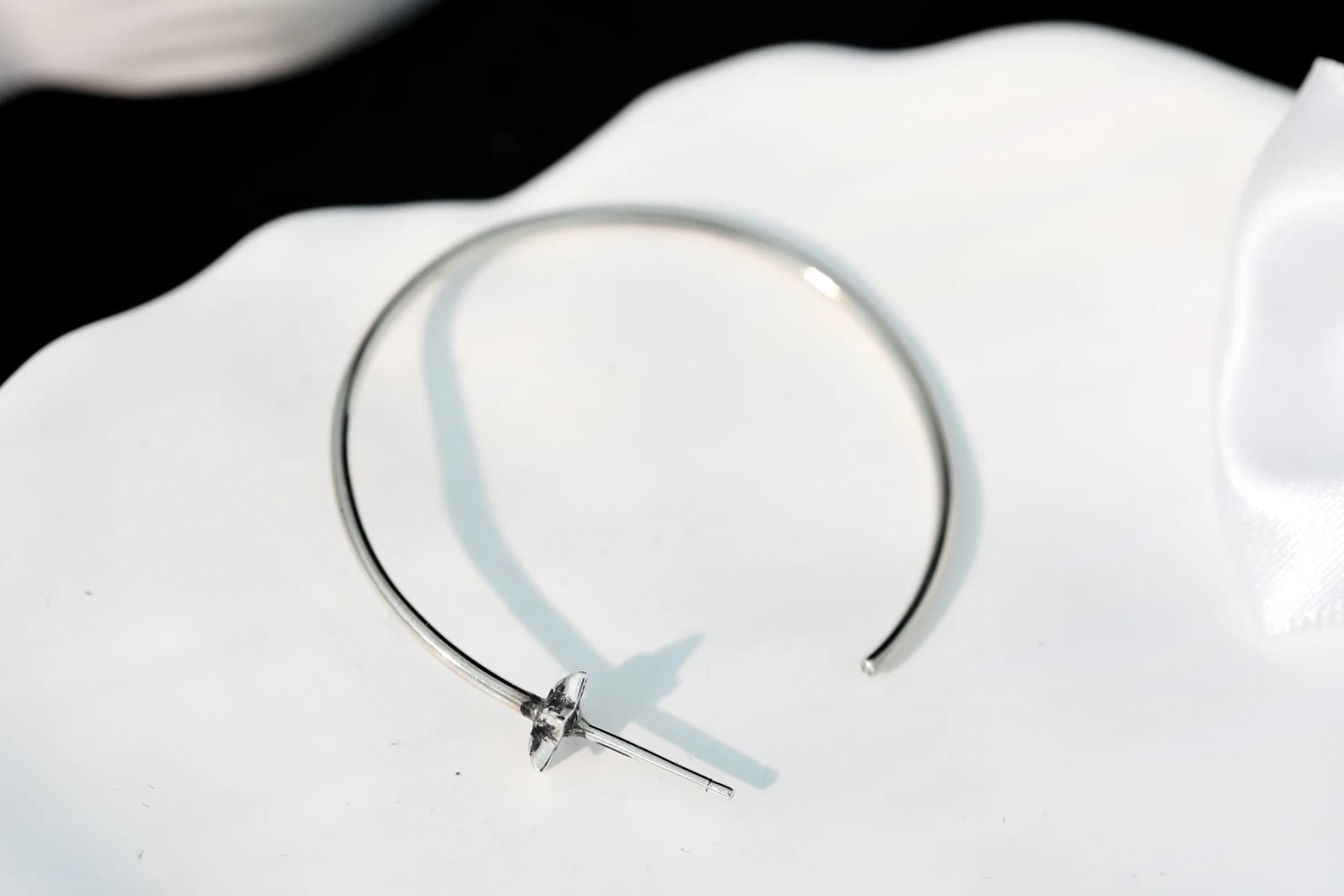 Серьга-кольцо Chrome Hearts из серебра 925 пробы, ракурс сверху