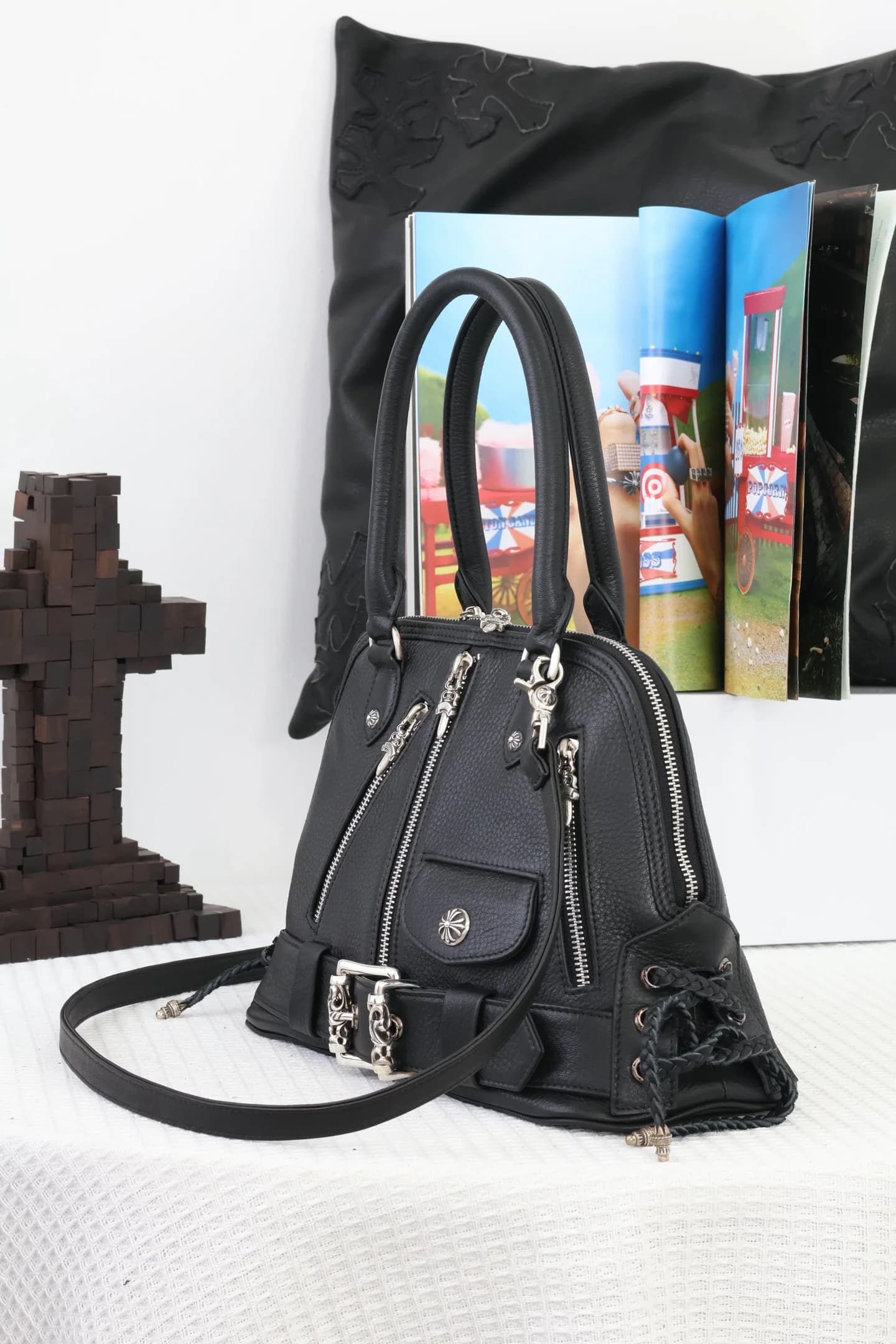 Черная сумка Chrome Hearts из зернистой кожи в ракурсе три четверти