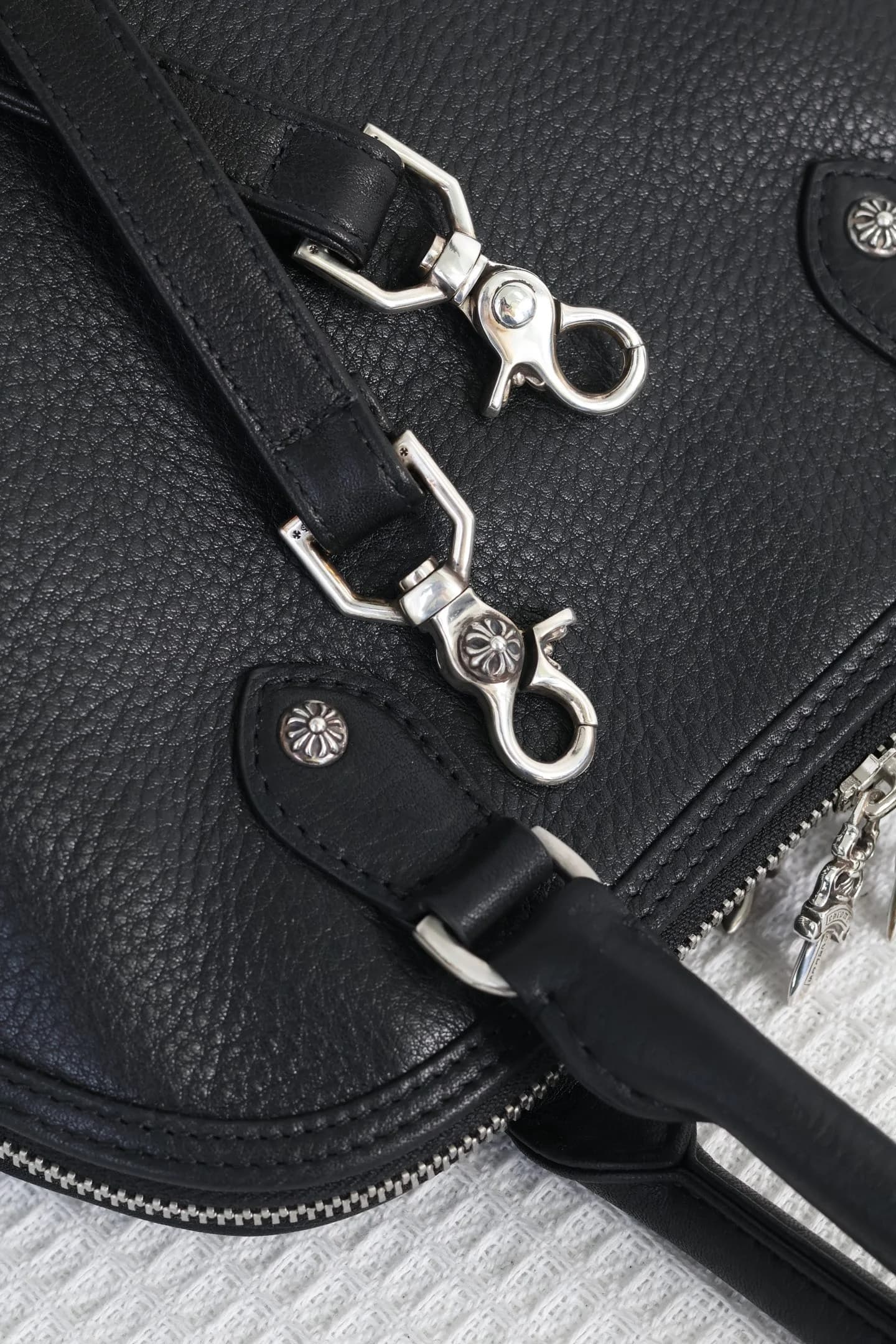 Крепление съемного плечевого ремня на карабинах сумки Chrome Hearts