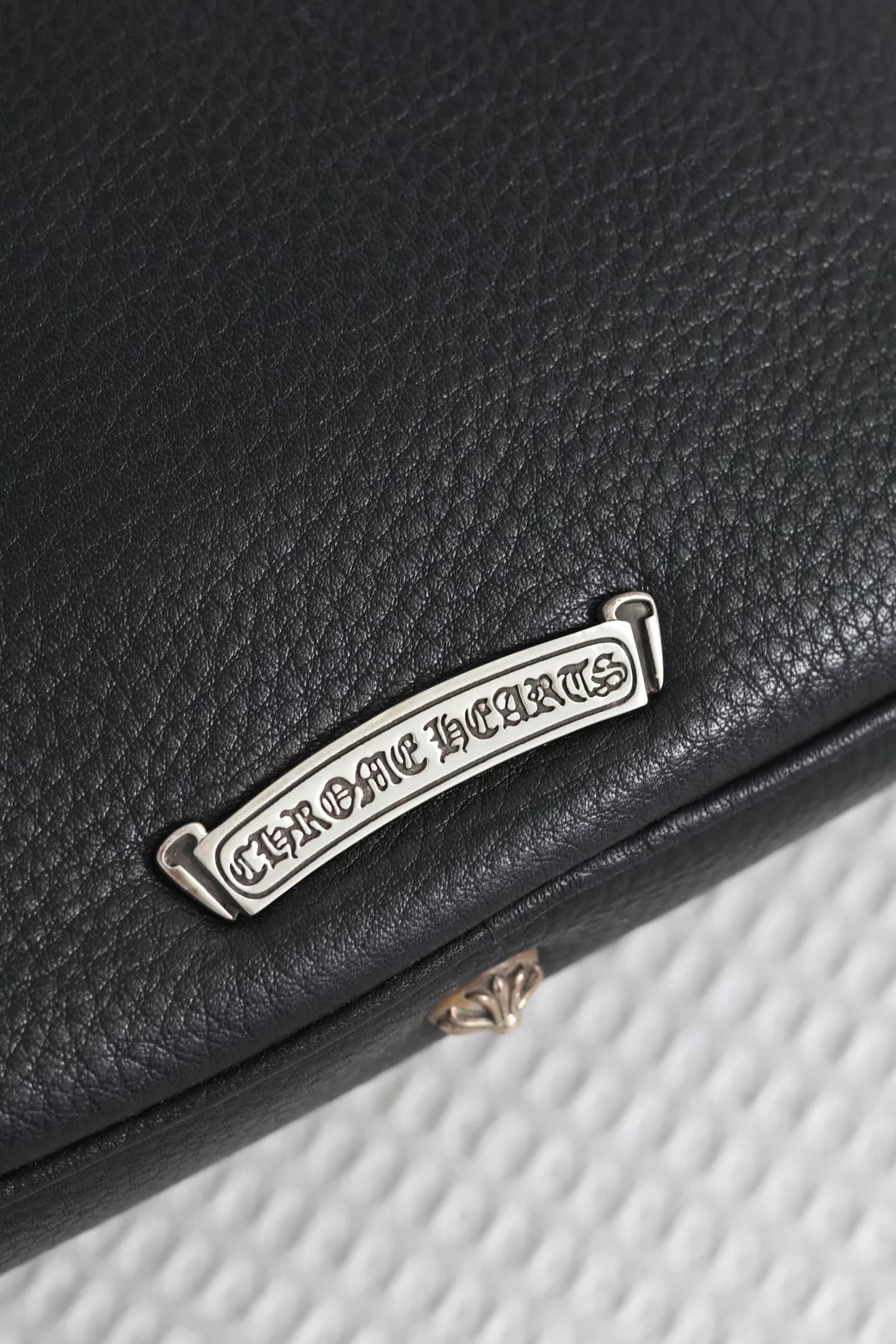 Серебряная плашка с гравировкой логотипа Chrome Hearts на задней панели