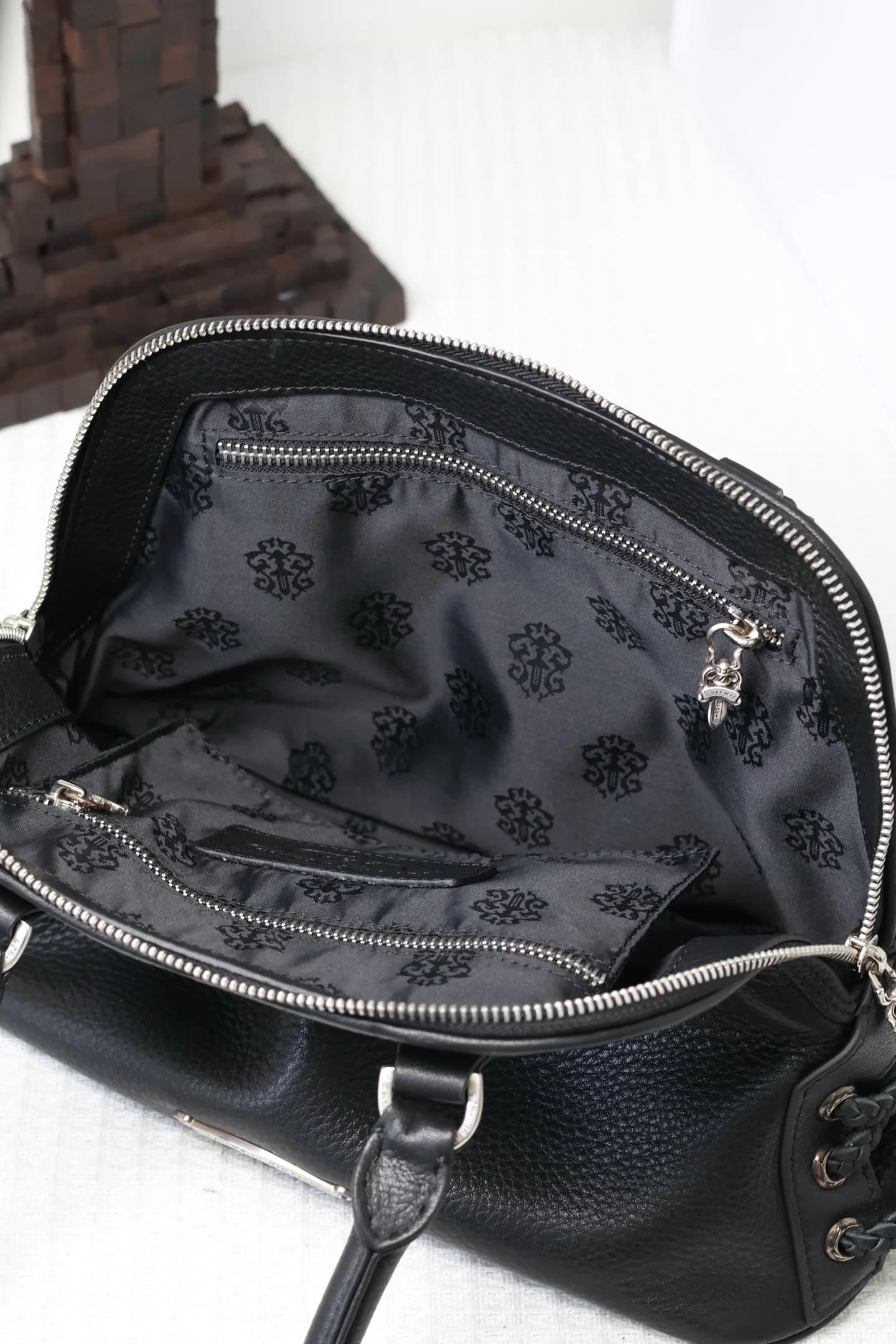 Внутреннее отделение сумки Chrome Hearts с фирменной жаккардовой подкладкой
