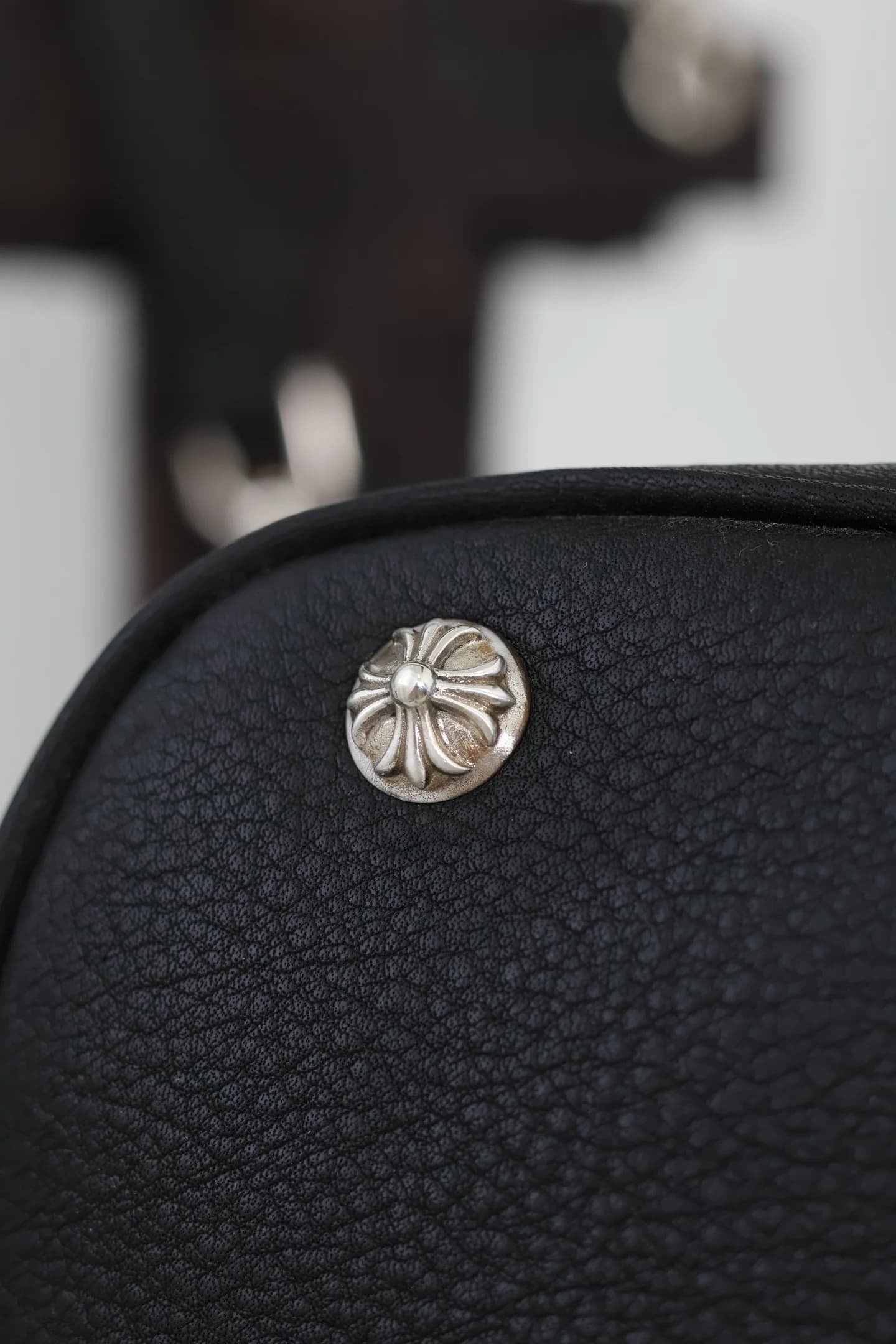 Фирменная серебряная заклепка Chrome Hearts крупным планом