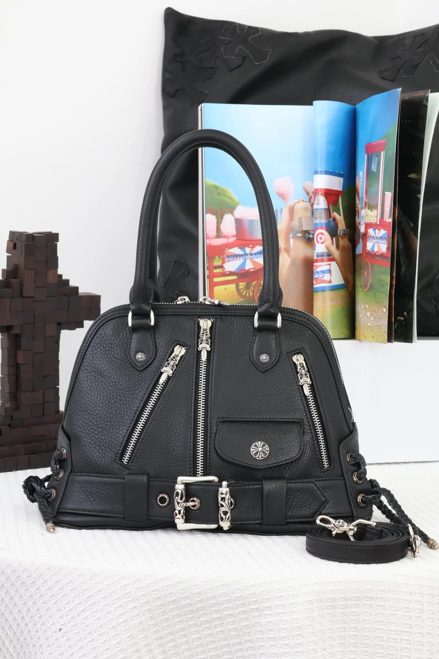 Фронтальный вид кожаной сумки Chrome Hearts с фурнитурой из серебра