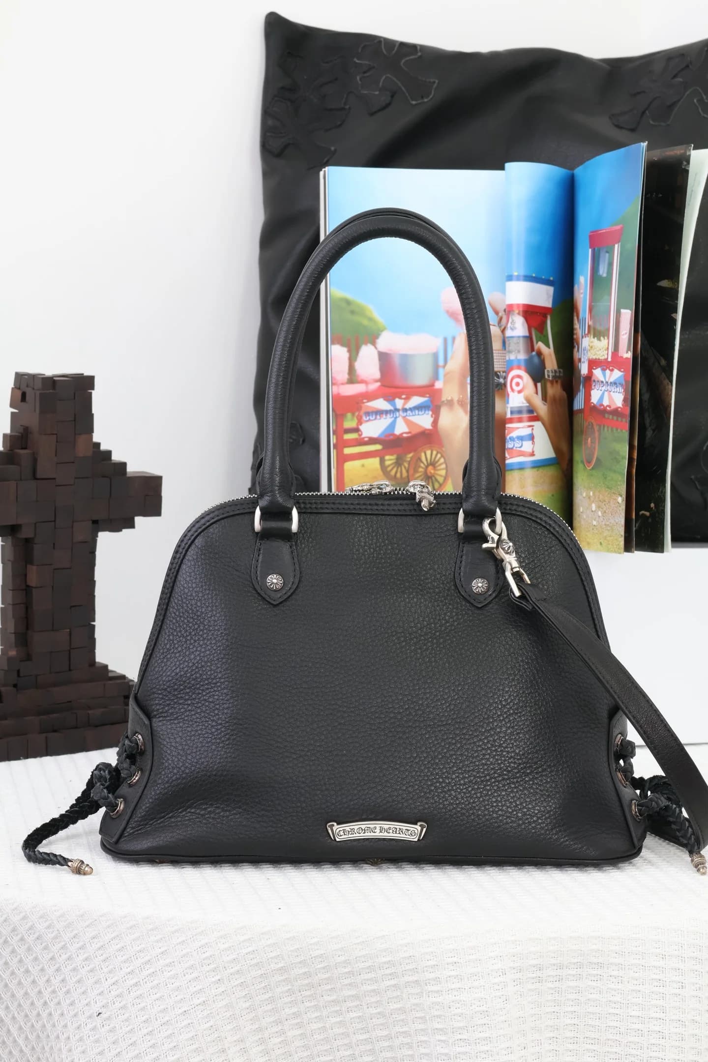 Задняя сторона сумки Chrome Hearts с фирменной металлической плашкой