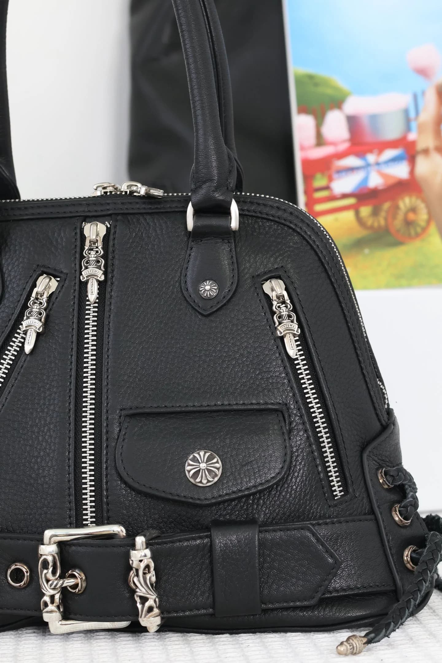 Крупный план передней части сумки Chrome Hearts с карманом и ремешком
