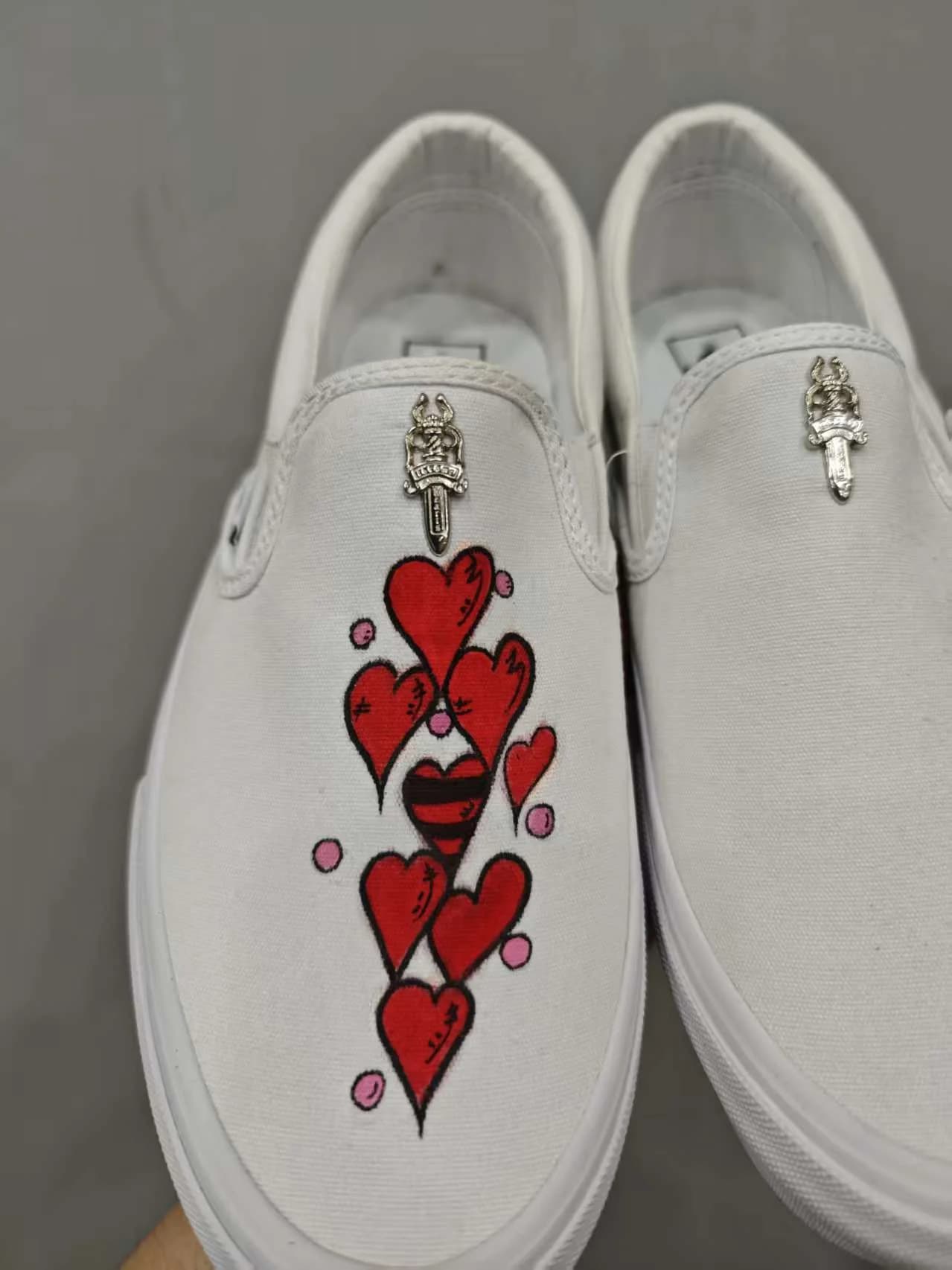 Кеды-слипоны Chrome Hearts x Vans x Matty Boy с рисунком в виде сердец и надписью Cracked