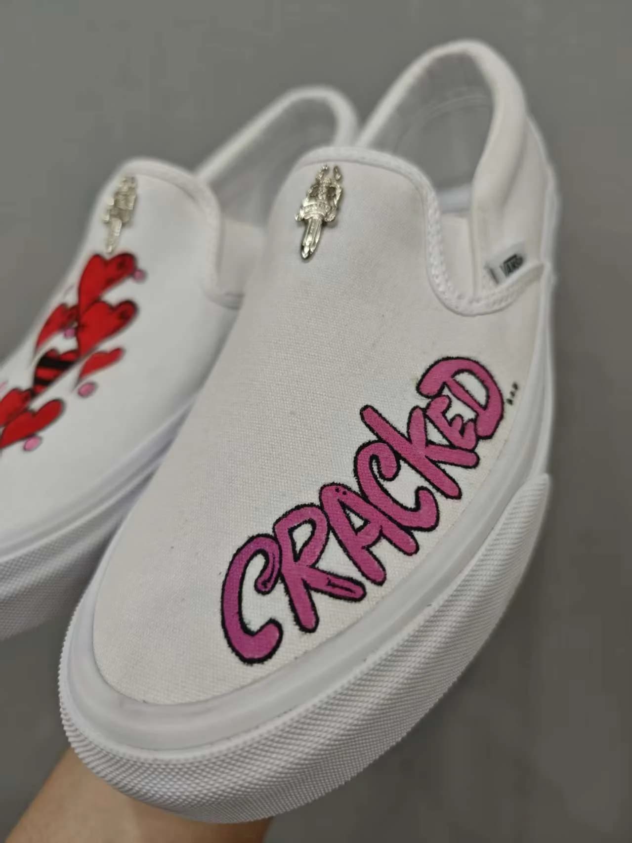 Кеды-слипоны Chrome Hearts x Vans x Matty Boy, вид сбоку с надписью Cracked