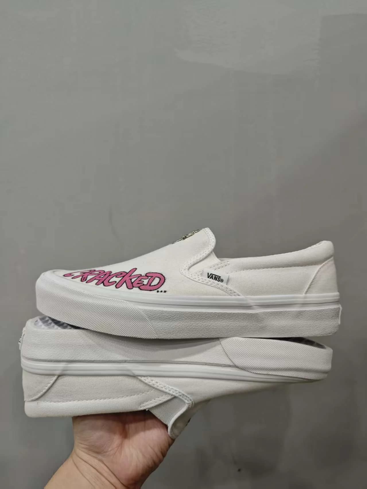 Пара кед-слипонов Chrome Hearts x Vans x Matty Boy, вид сбоку