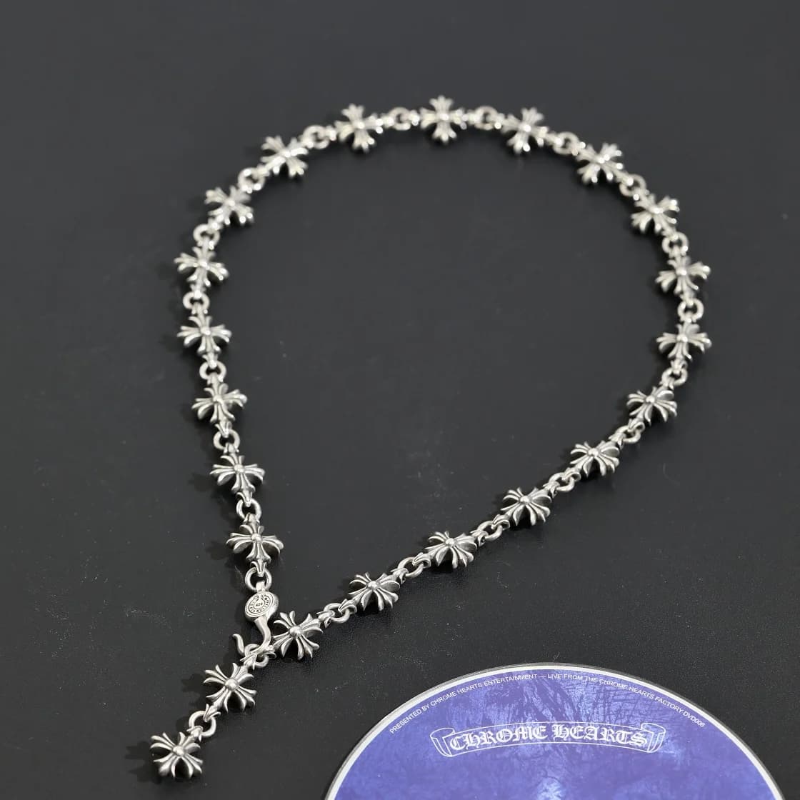 Серебряное колье Chrome Hearts с крестообразными звеньями, общий вид