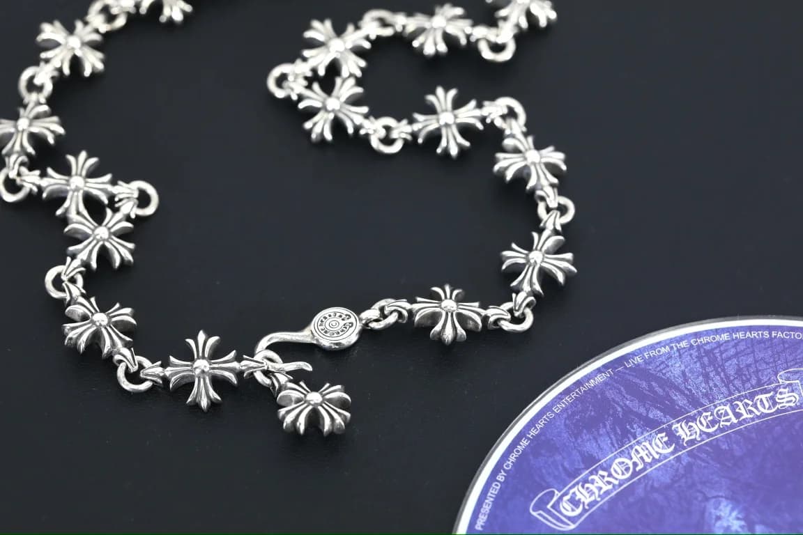 Колье Chrome Hearts из серебра, сложенное на тёмном фоне
