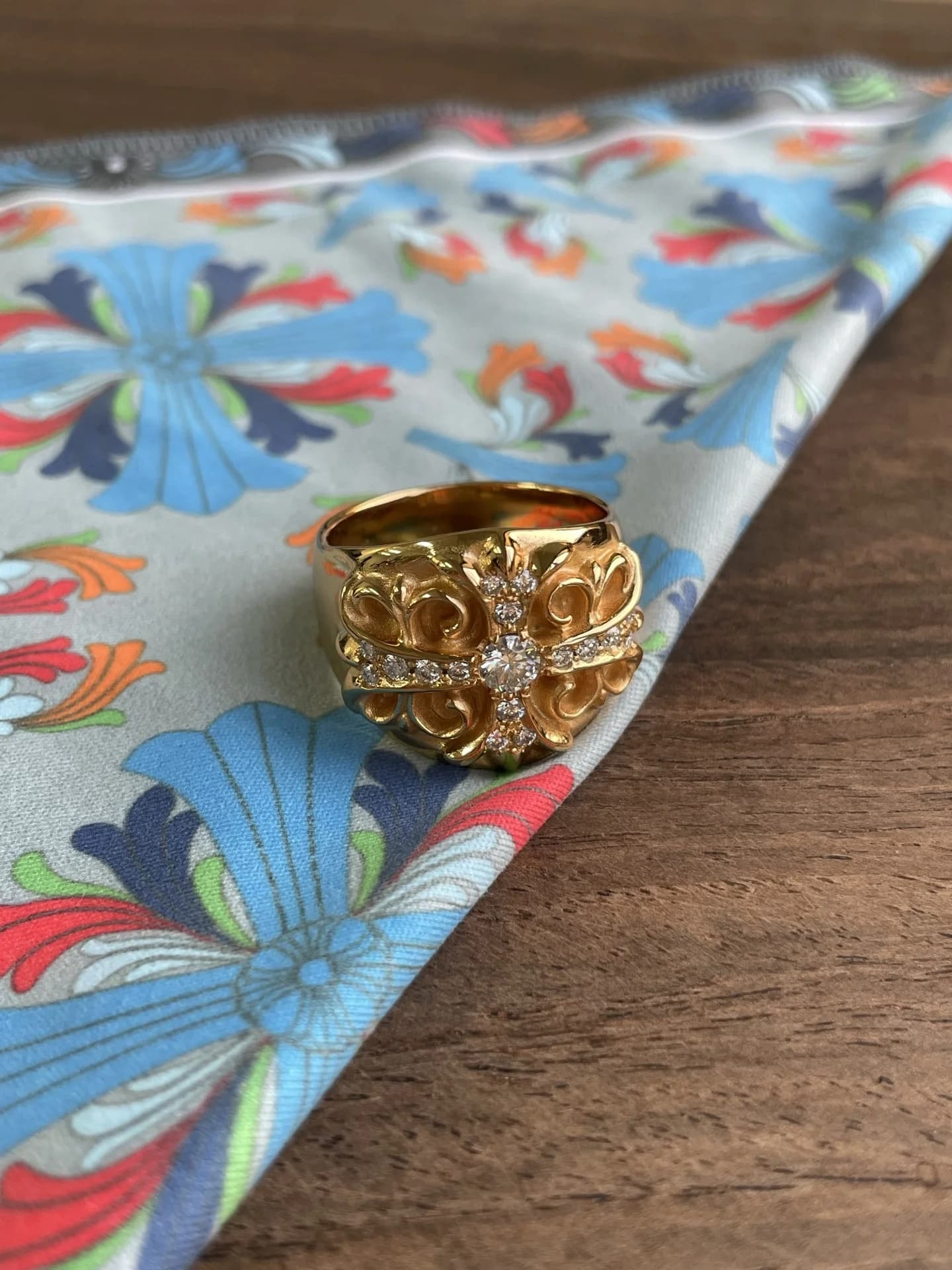 Золотое кольцо Chrome Hearts Keeper с муассанитами, фронтальный ракурс