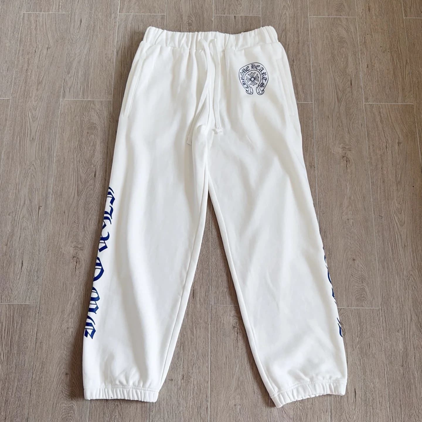 Белые спортивные штаны Chrome Hearts, вид спереди