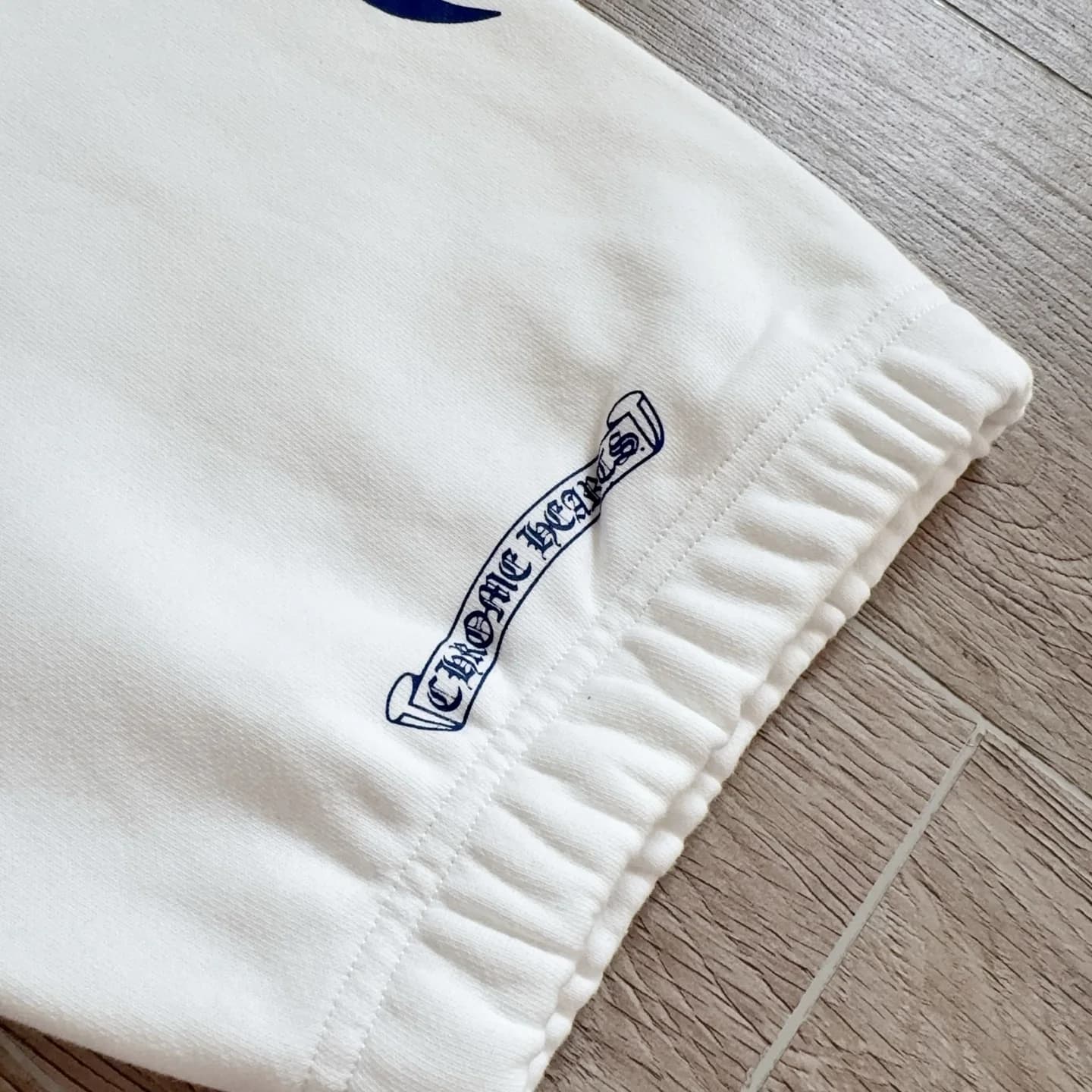 Принт с логотипом Chrome Hearts на манжете брючины