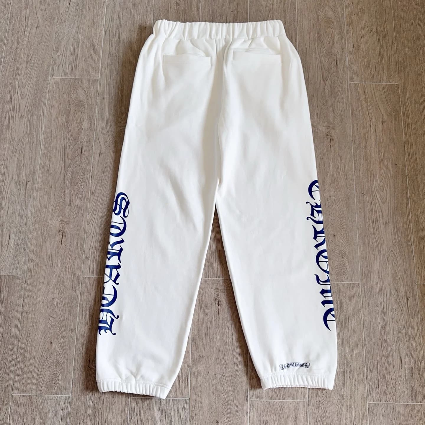 Белые спортивные штаны Chrome Hearts, вид сзади